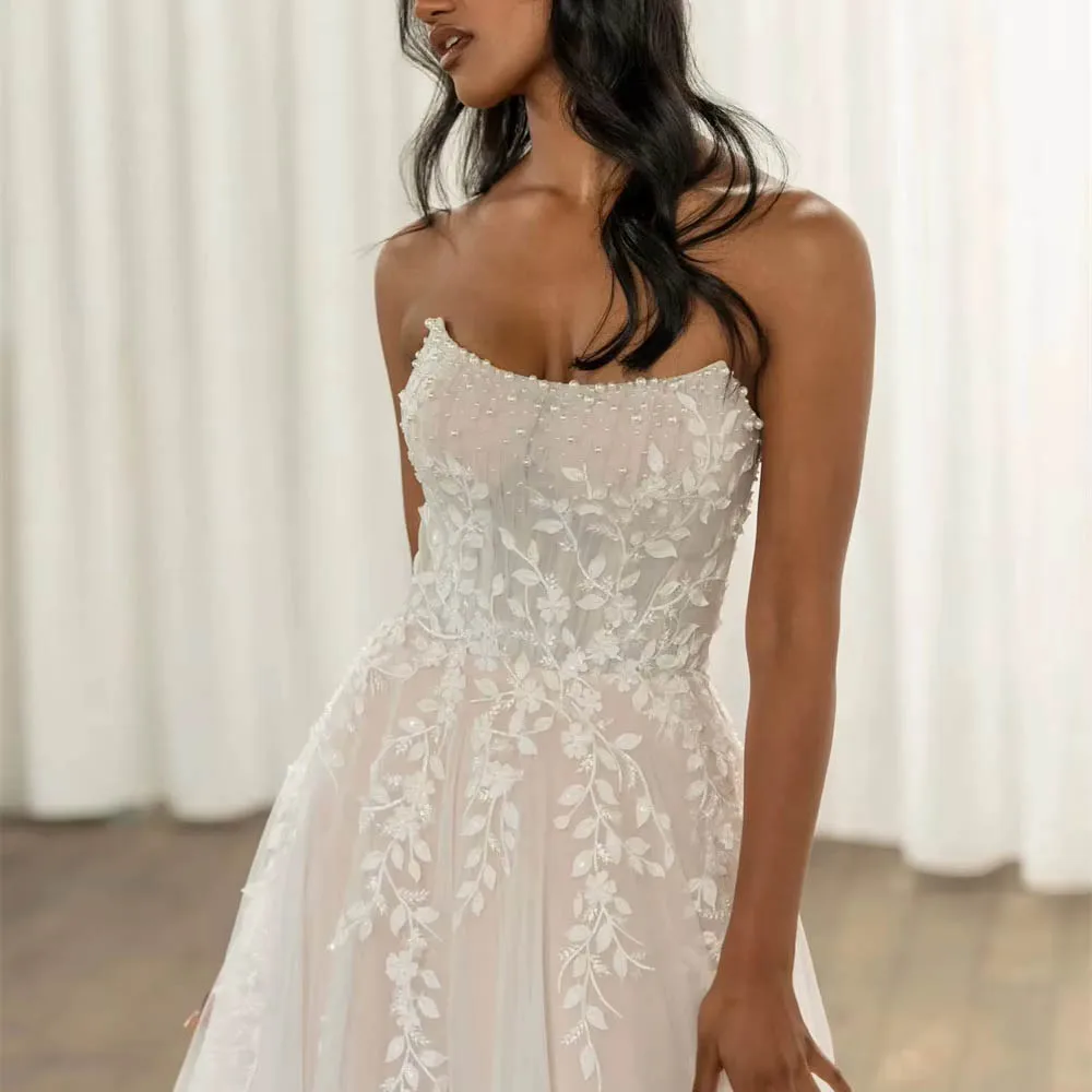 カスタマイズされたストラップレスのウェディングドレス女性のための花嫁のためのアップリケレース装飾ヌードアンダーレイチュールローブブライダルガウン
