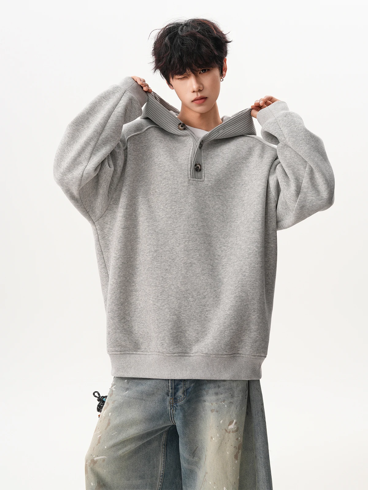 2025 الربيع والخريف جديد الرجال محبوك رمادي بسيط مقنعين البلوز النمط الأمريكي الرجعية فضفاض بلوزة سوداء غير رسمية #2