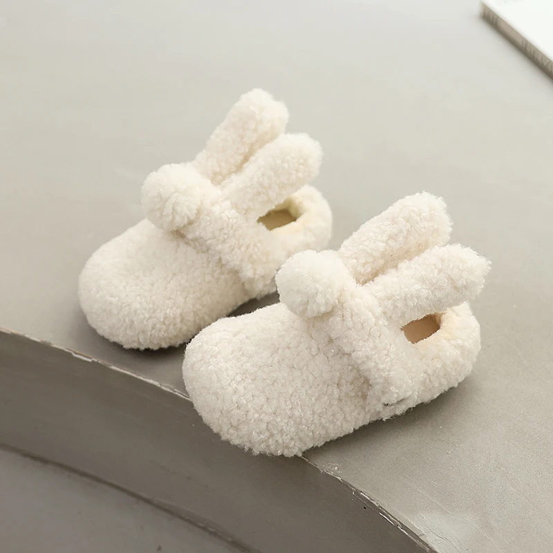 

Новые модные детские зимние меховые тапочки для девочек, теплая плюшевая обувь для улицы, милые нескользящие детские хлопковые тапочки на плоской платформе
