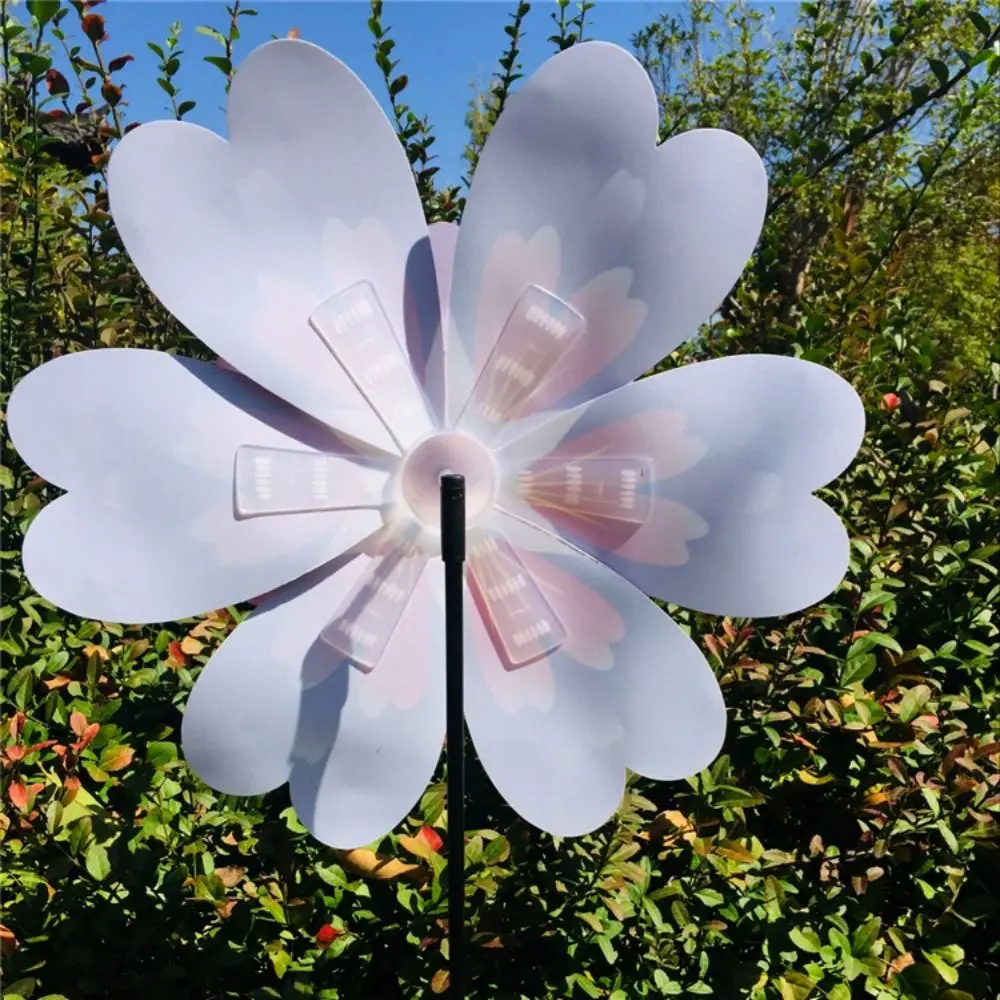 다양한 스타일의 만화 캐릭터, 화려한 전통 풍차, 나비, 벌, 잠자리, 화려하게 회전하는 풍차 장식, 피크닉 장식용 장난감