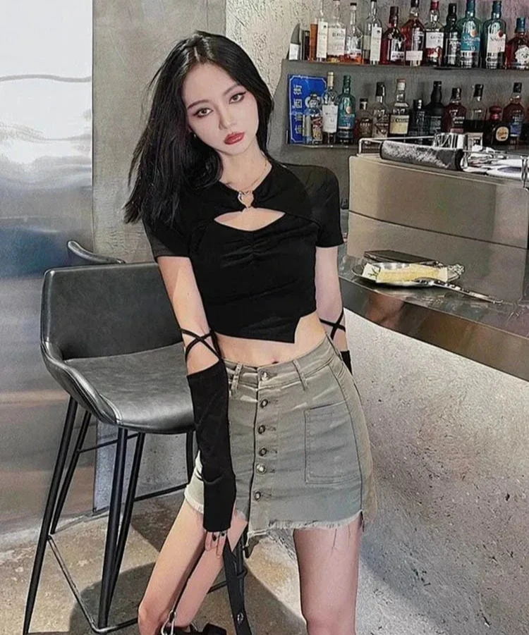 تي شيرت نسائي قصير الأكمام Harajuku صيفي مجوف بتصميم نحيف على الطراز الكوري فوق السرة