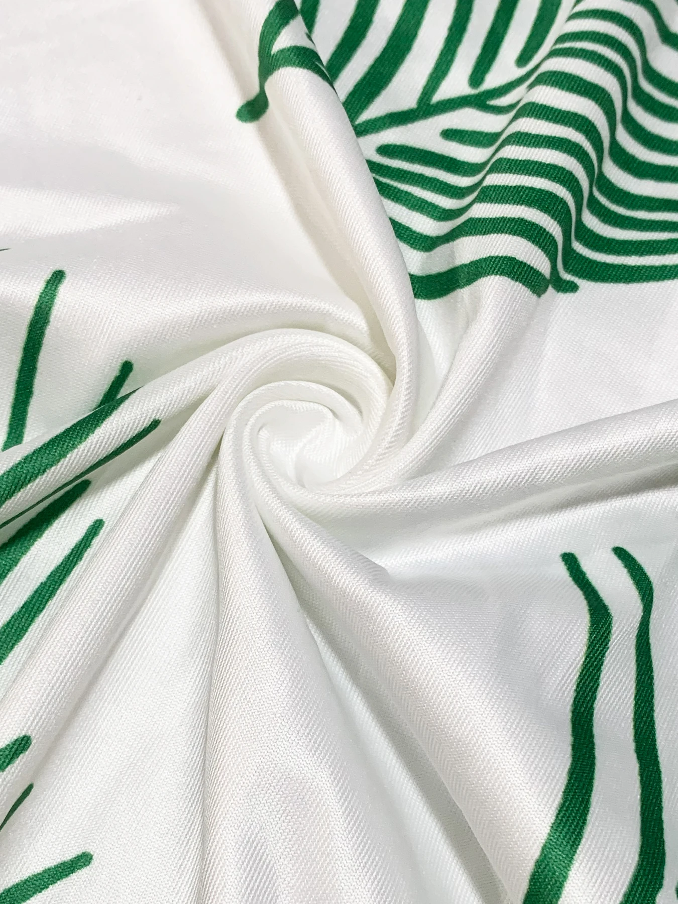 Böhmisches Zweiteiler-Set für Damen: Schulterfreies, elastisches, einfarbiges Top mit Federdruck und hochtailliertem Rock mit Schlitz. – Detail 12