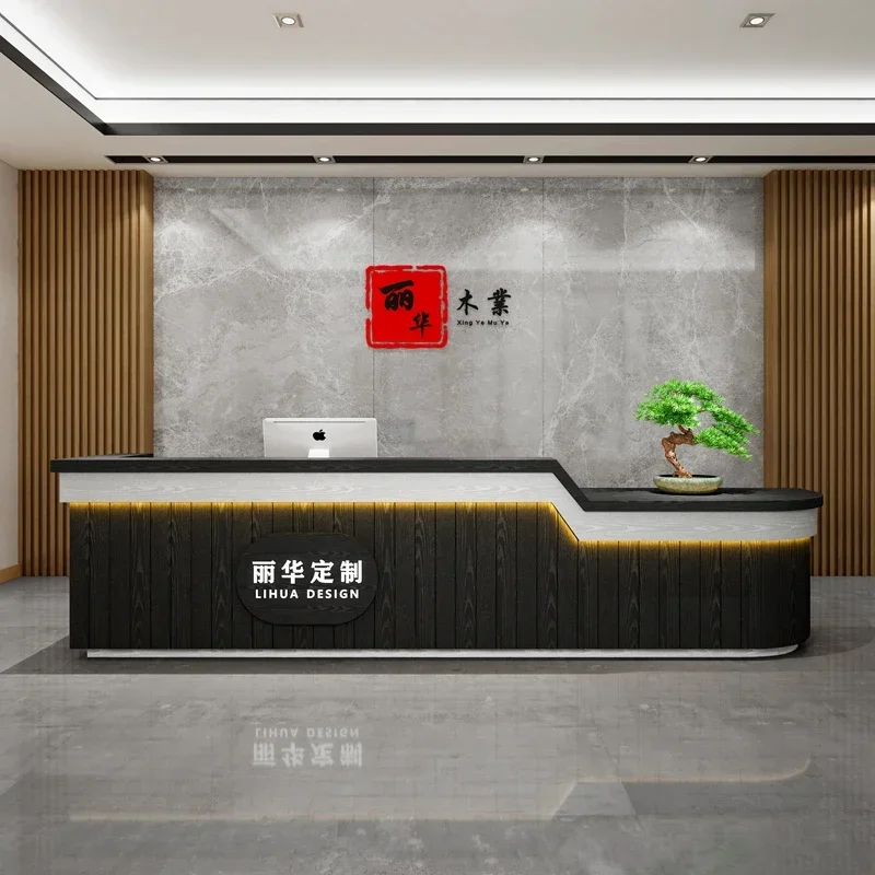 

Стойка регистрации в вестибюле отеля, тренажерный зал, салон красоты, йога, студия, бар, касса