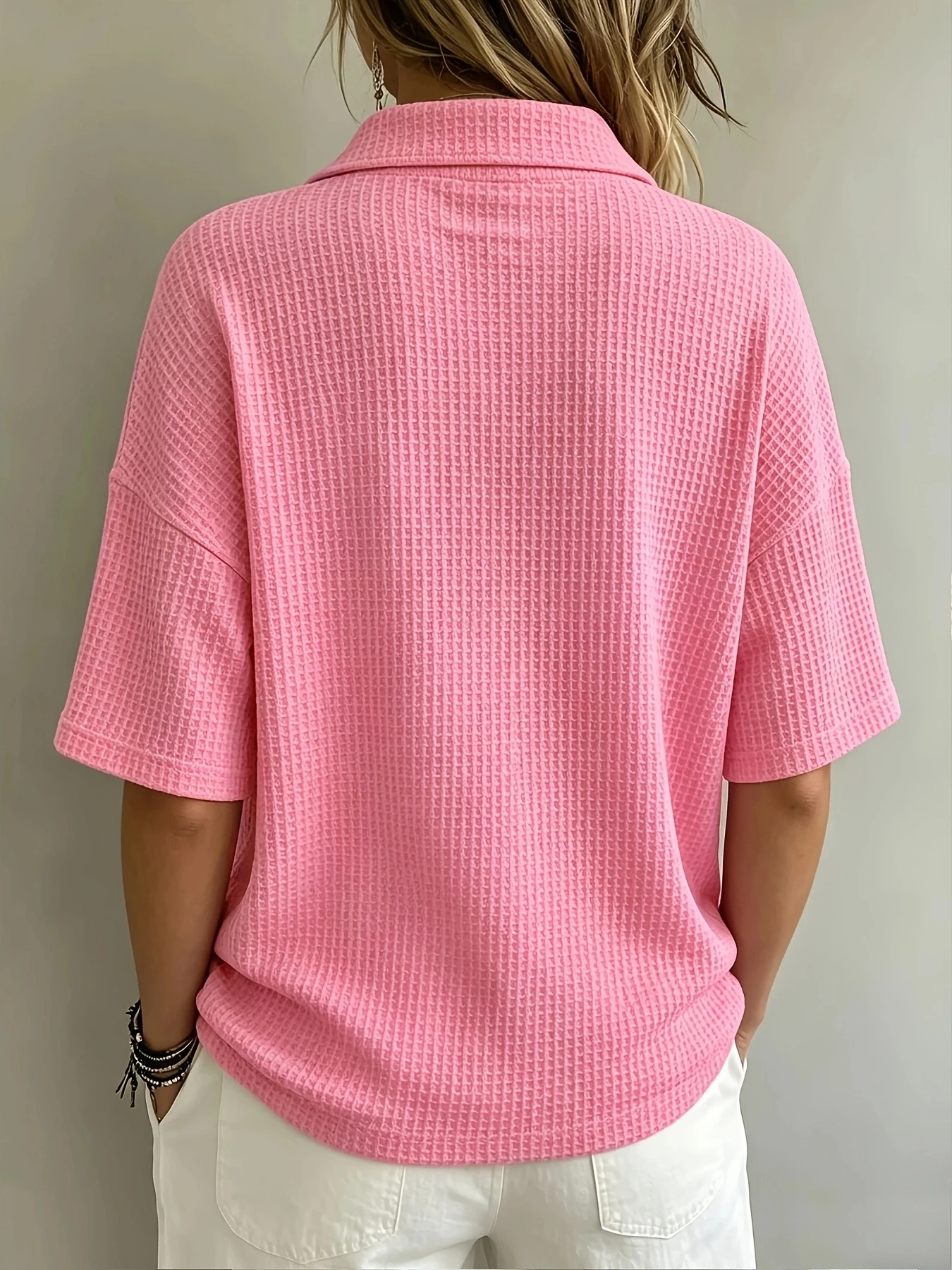 Damenmode Waffel-Poloshirt mit mittellangen Ärmeln; Locker geschnittenes T-Shirt mit überschnittenen Schultern und halbem Knopfverschluss; Sommer Neuheit im Lazy-Style Casual-Look – Detail 3