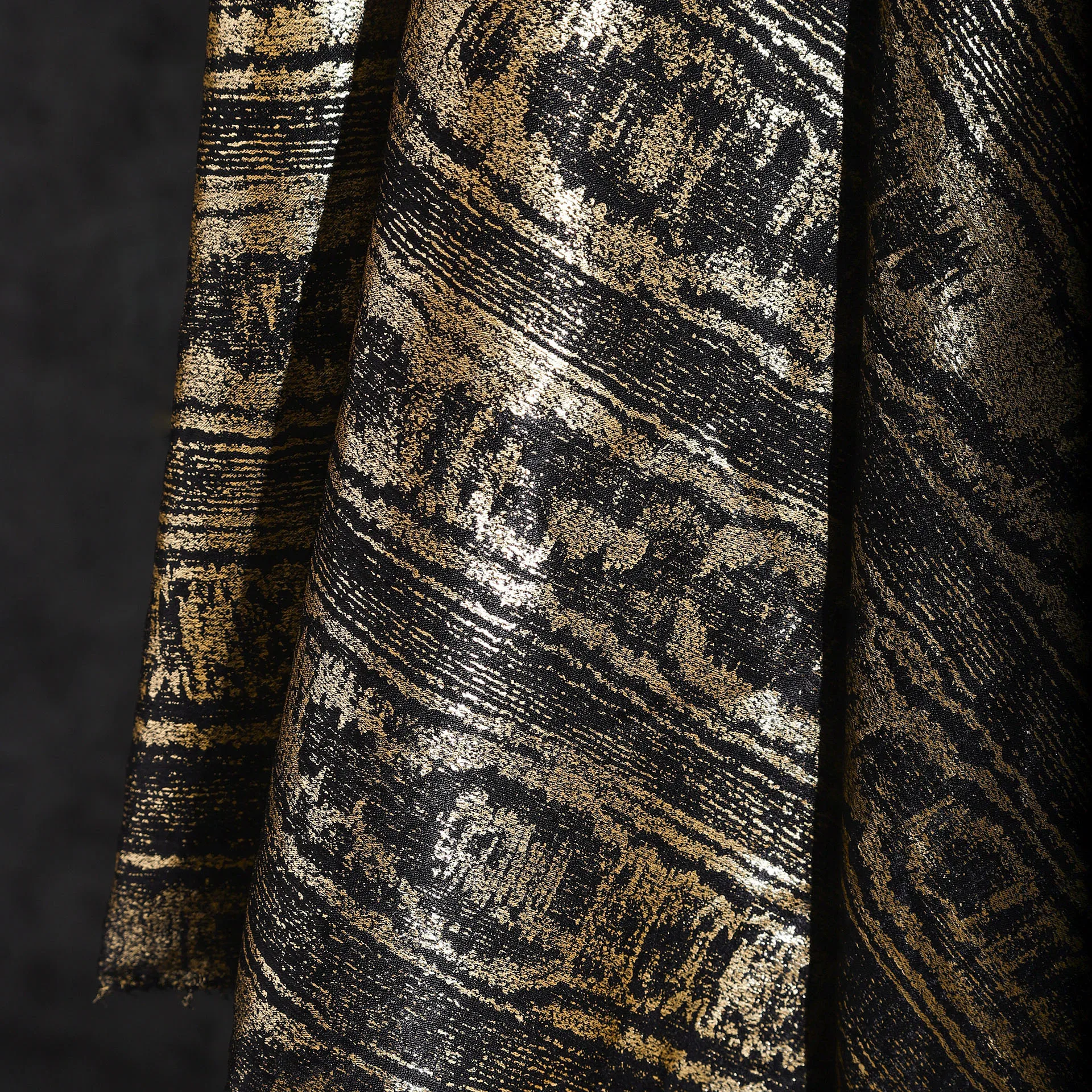 

1 ярд, черная золотая кора, ткань для процесса горячего тиснения, креативная плиссированная текстура, ткань, пальто, юбка, дизайнерская ткань для одежды