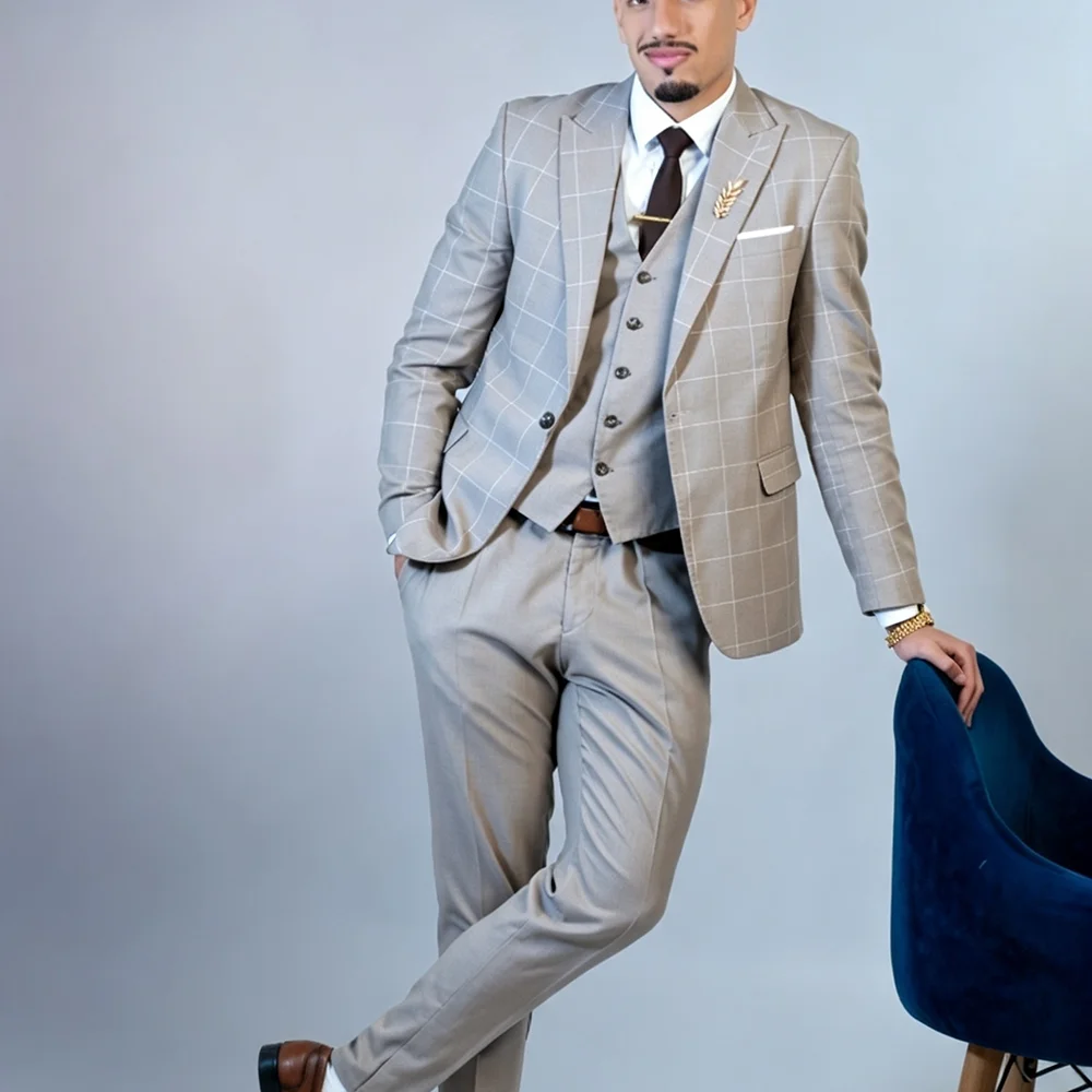 Powerful Men Light Grey Windowpane Plaid 3‑Piece Suit Set Peak Lapel Blazer Vest Trousers Wedding Prom Business Formal Outfit