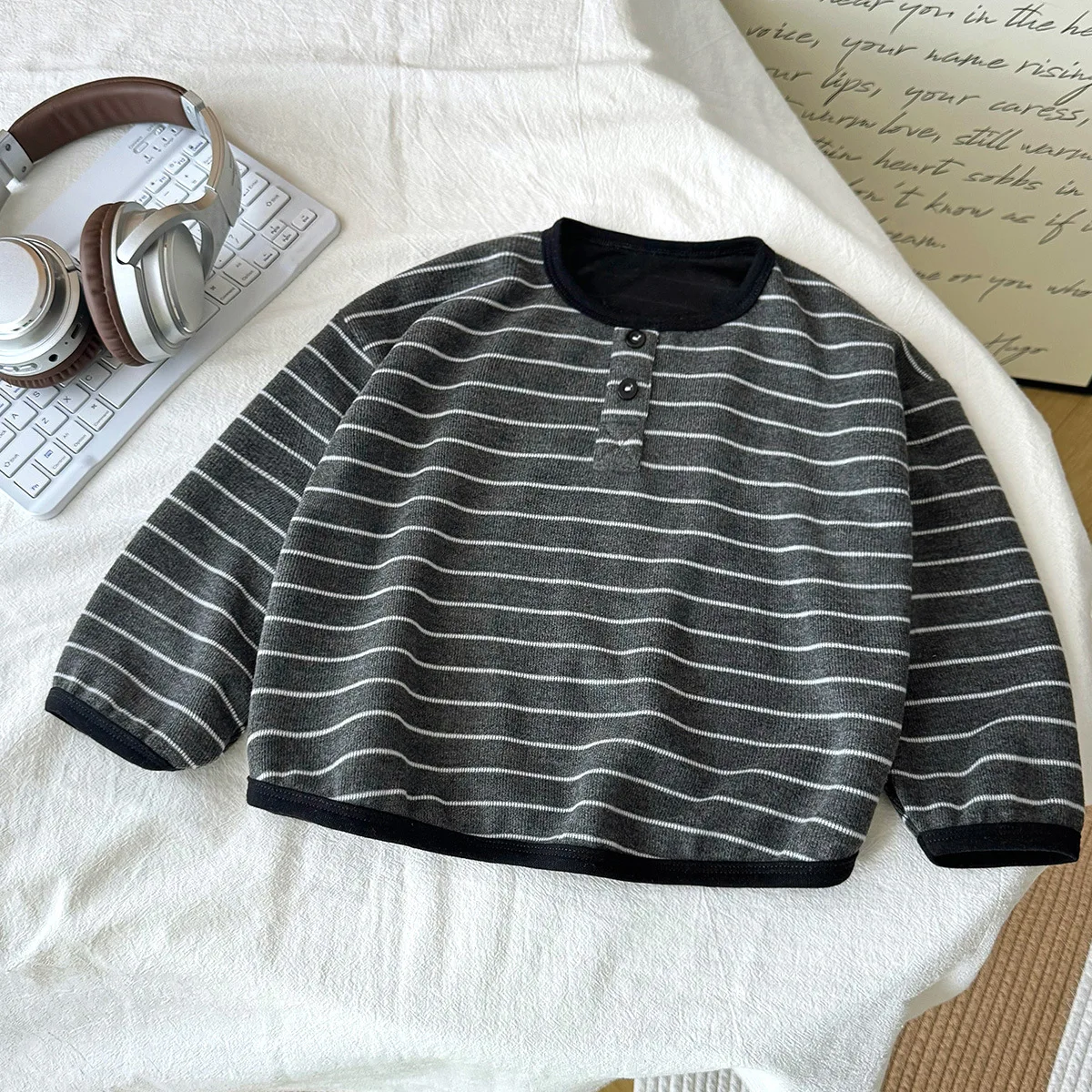 Rundhals-Streifen-T-Shirt mit Knöpfen und langen Ärmeln für Kinder, Herbst-Jungen-Basisshirt, Mädchen-Basisshirt, Baby-Winter-Oberteil, Kinder-T-Shirt – Detail 13