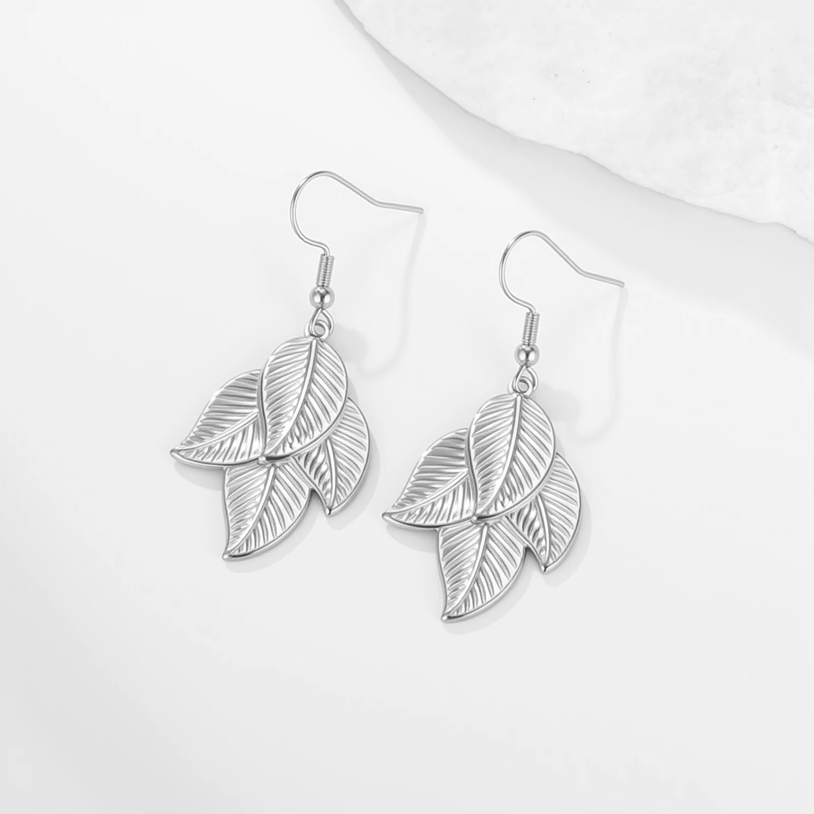 COOLTIME Trendige Blatt-Ohrringe für Damen aus Edelstahl in Goldfarbe, Modische Schmuck-Ohrringe im Großhandel – Detail 11
