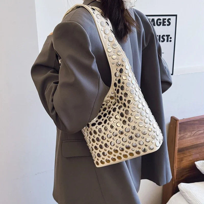 

Women's Rivet Bag Fashion Brand Design Light Luxury High-quality Leather Street Cool Commuting Versatile Bucket Shoulder Handbag