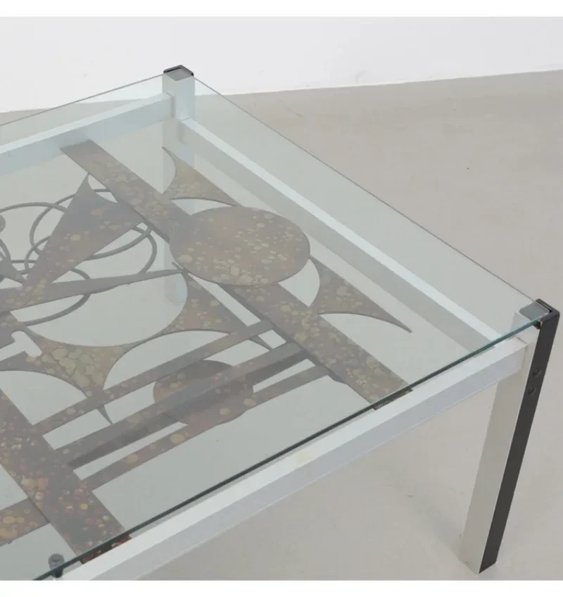IJzeren kunst, glazen salontafel