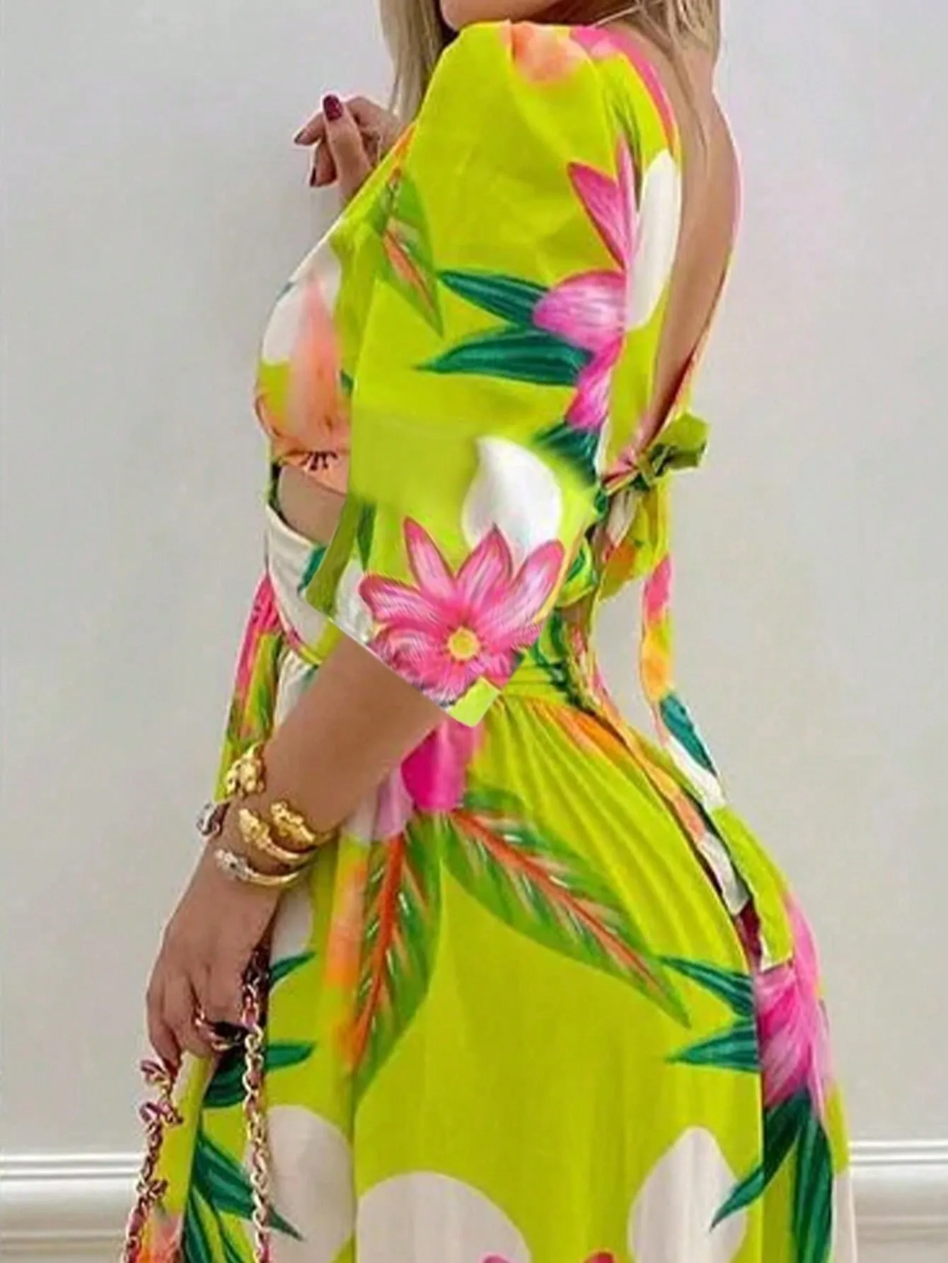 فستان نسائي طويل بطبعة زهور مع رقبة على شكل V وأكمام منتفخة وفتحة جانبية وخصر مقصوص، طراز بوهو لربيع وصيف