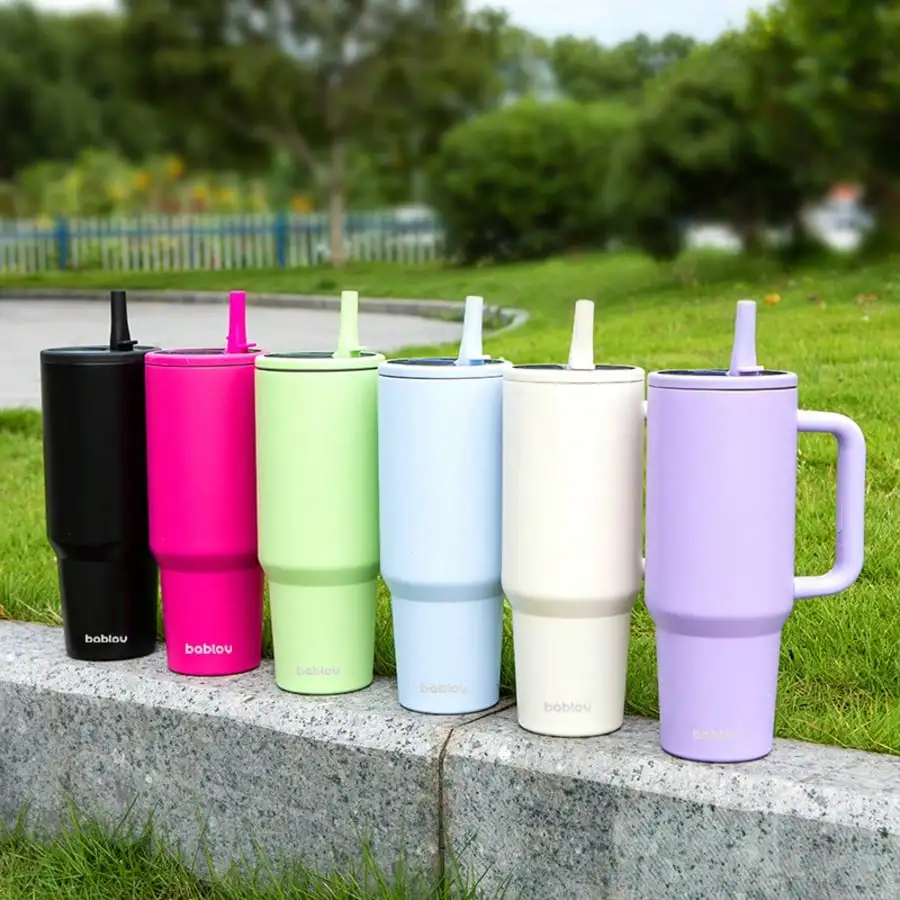 

1PC 40oz Stainless Steel Insulated Car Cup, Large Capacity, With Handle, Easy To Carry, Meet Daily Use Needs, Available In A Variety Of Colors, Is A Good Choice For Personal Use Or As A Gift, Holiday Gift, Beautiful And Practical