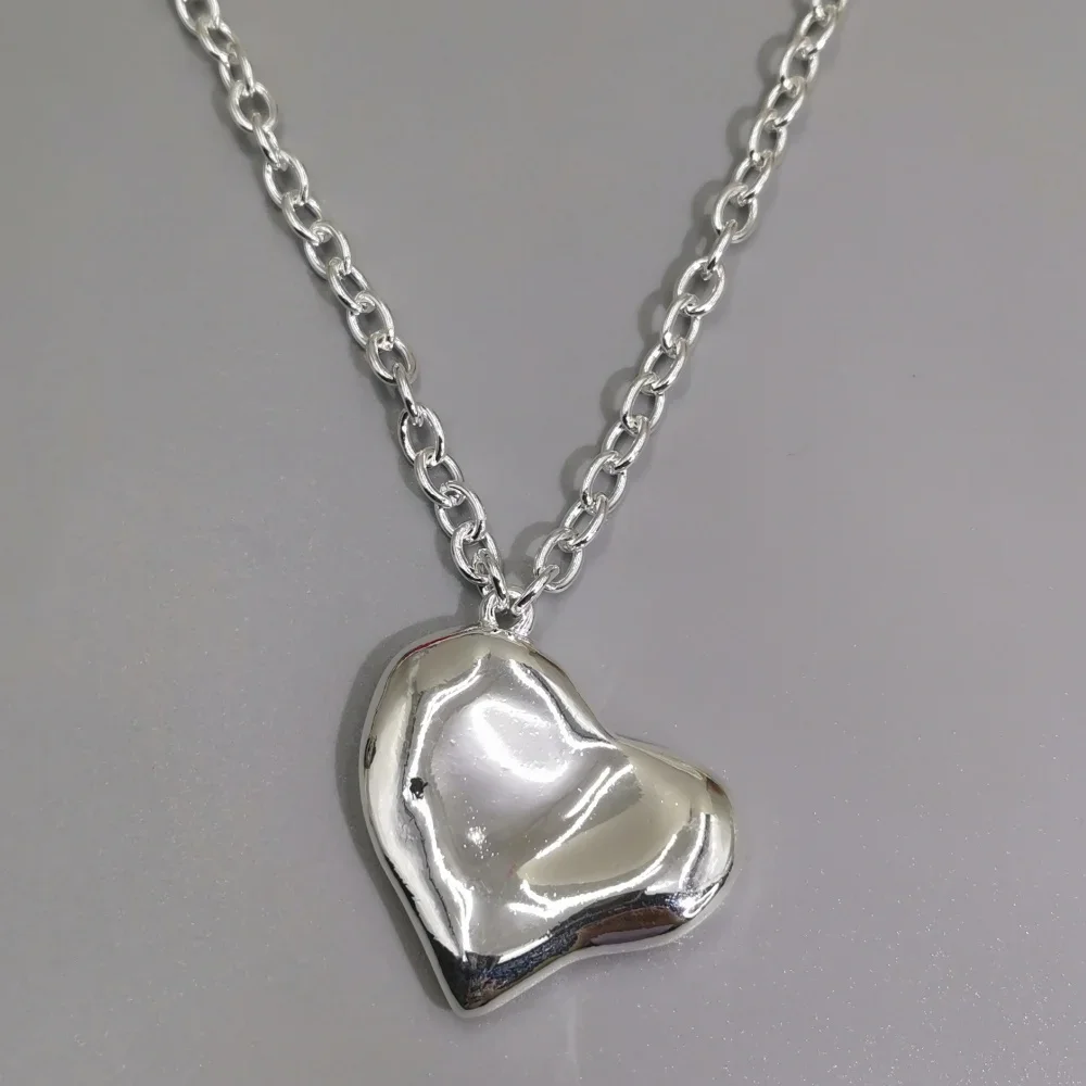 Sweet and cool heart-shaped necklace with niche design, thick chain necklace, personalized dressing style