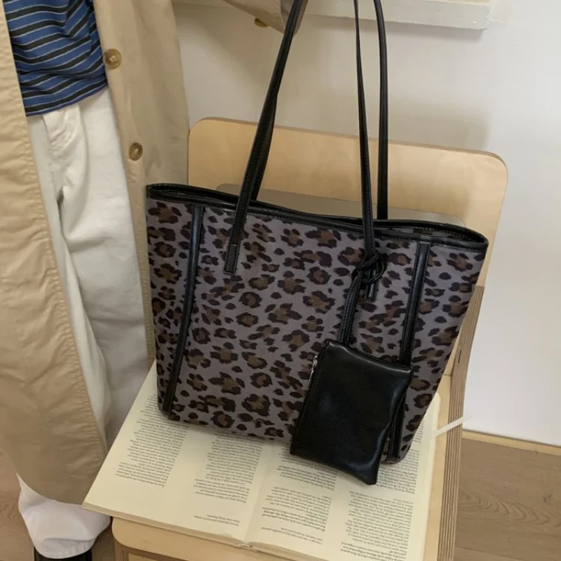 

High-Quality Leather Women's Crossbody Bag Adjustable Strap Classic Elegant Messenger Design Popular Among Ladies Brand
