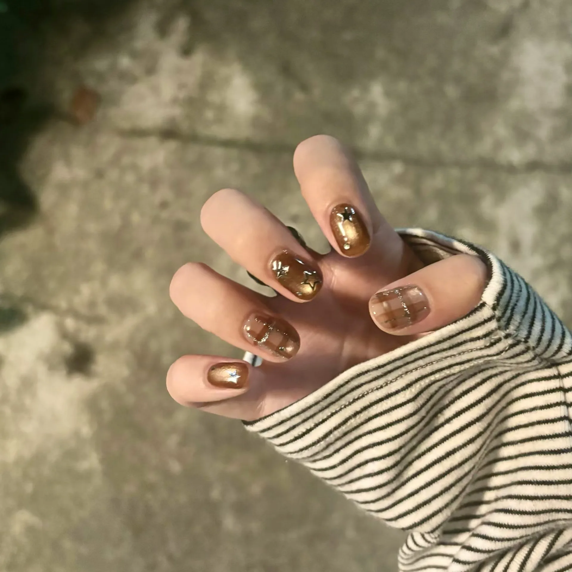 เล็บปลอมแบบกดติด 10 ชิ้น ลายดาวสีน้ำตาลสไตล์เรโทร สำหรับผู้หญิงและเด็กผู้หญิง ถอดออกได้ สวมใส่ได้