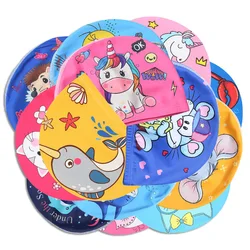 Gorro de baño de tela elástica para niños y niñas, gorro de piscina con dibujos animados para pelo largo, protección de orejas