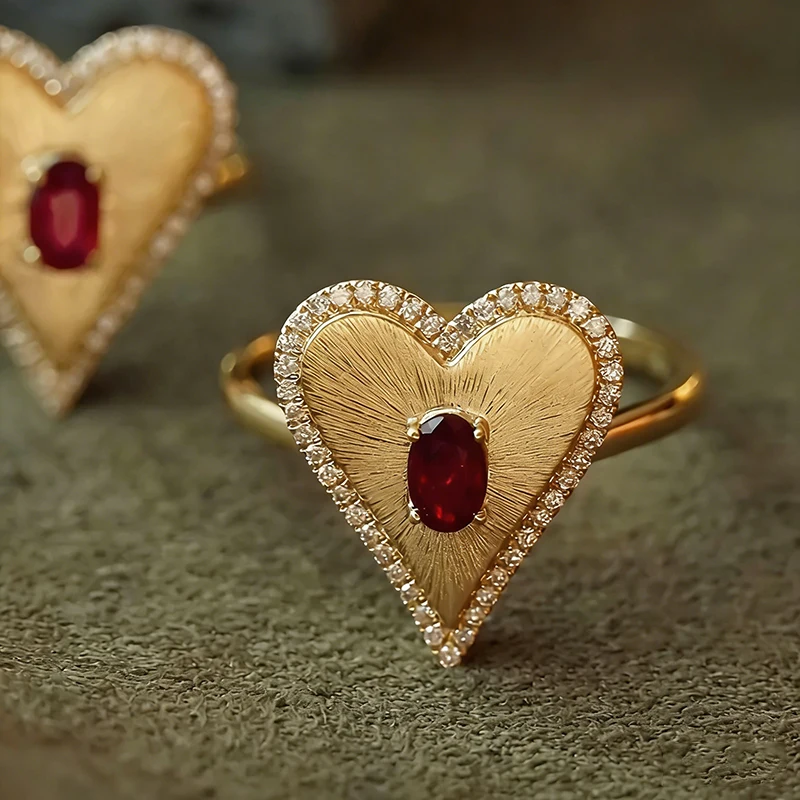 Huitan Strukturierte Herzringe mit rotem Zirkonia, goldfarben, Liebesringe als Geschenk zum Hochzeitstag, luxuriöser Schmuck für Frauen