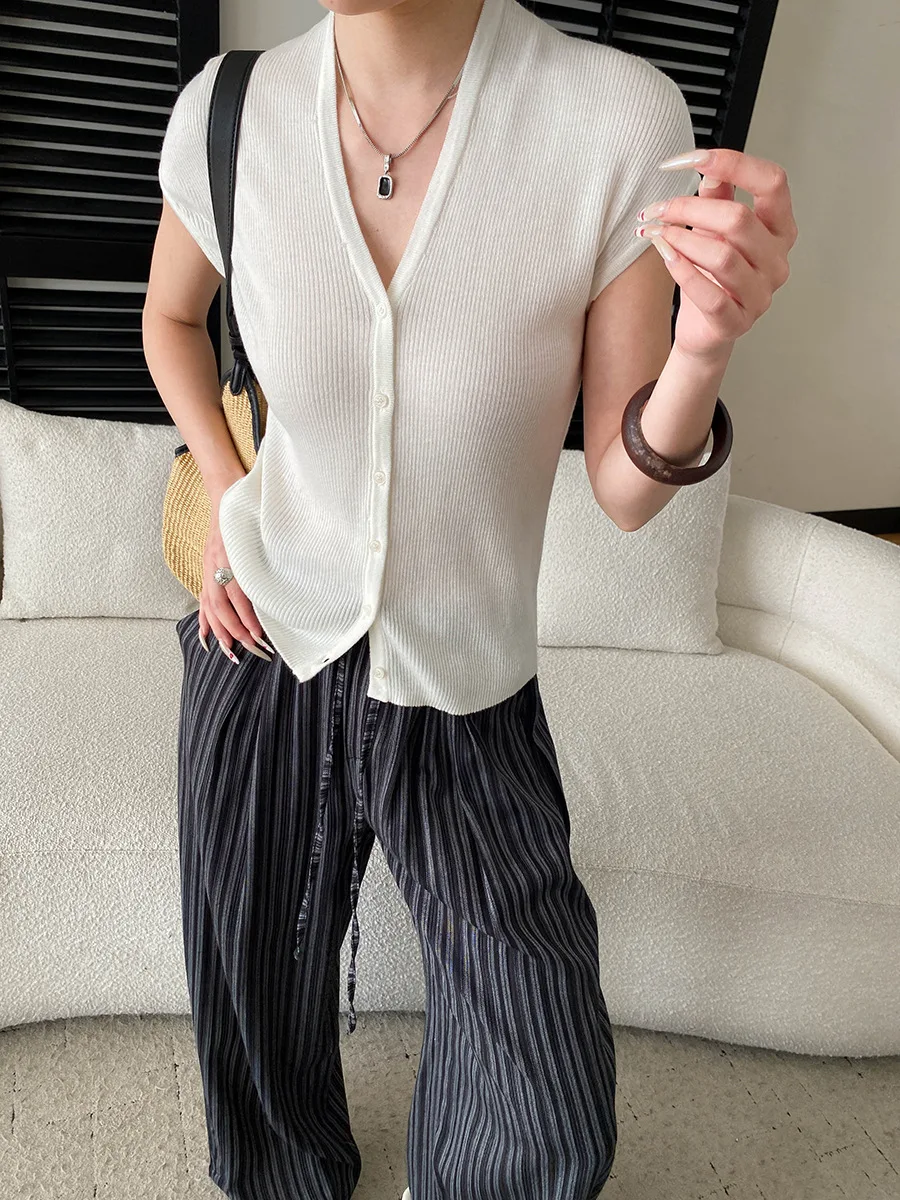 Sommerlicher Damen-Cardigan in unifarbenem, französischem Stil, V-Ausschnitt, figurbetonend, mit Taschen an den Schultern und gestrickten Ärmeln. – Detail 15