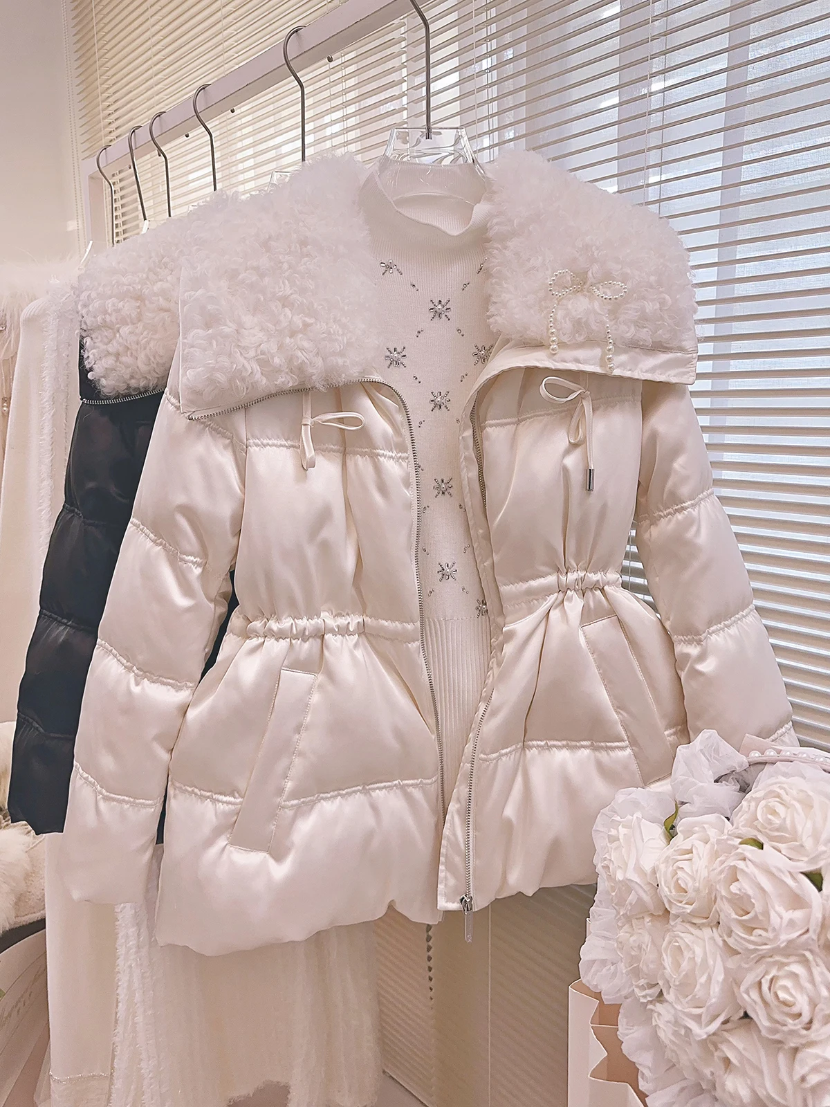 

Женская зимняя куртка из гусиного пуха с воротником из овчины, с регулируемой талией, 90% белый гусиный пух, новая, повседневная, приталенная, с длинными рукавами