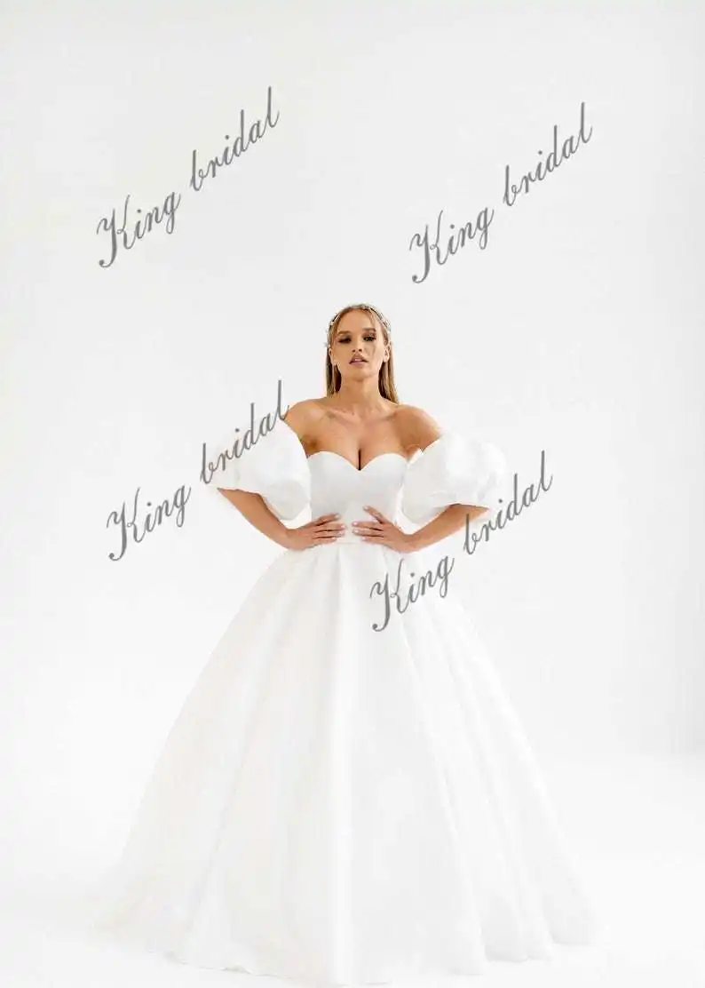 Abito da sposa in raso scintillante Abito da ballo personalizzato Abiti da sposa con spalle scoperte Corsetto Abito da sposa Gonna a palloncino Abito da sposa