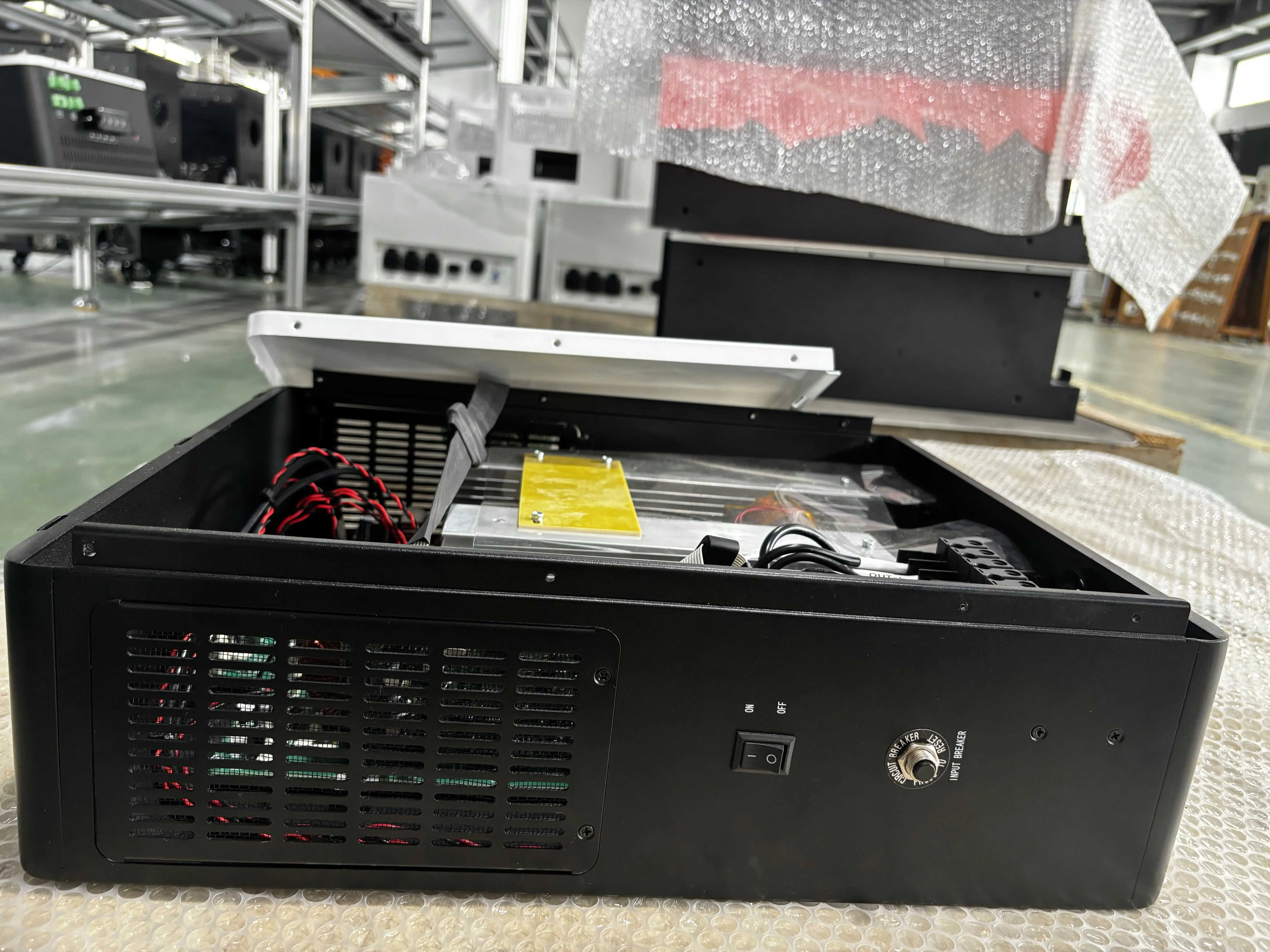 2025 عاكس شمسي احترافي جديد موفر للطاقة عاكس شمسي ثلاثي الطور محسّن لحد أقصى كفاءة 93%