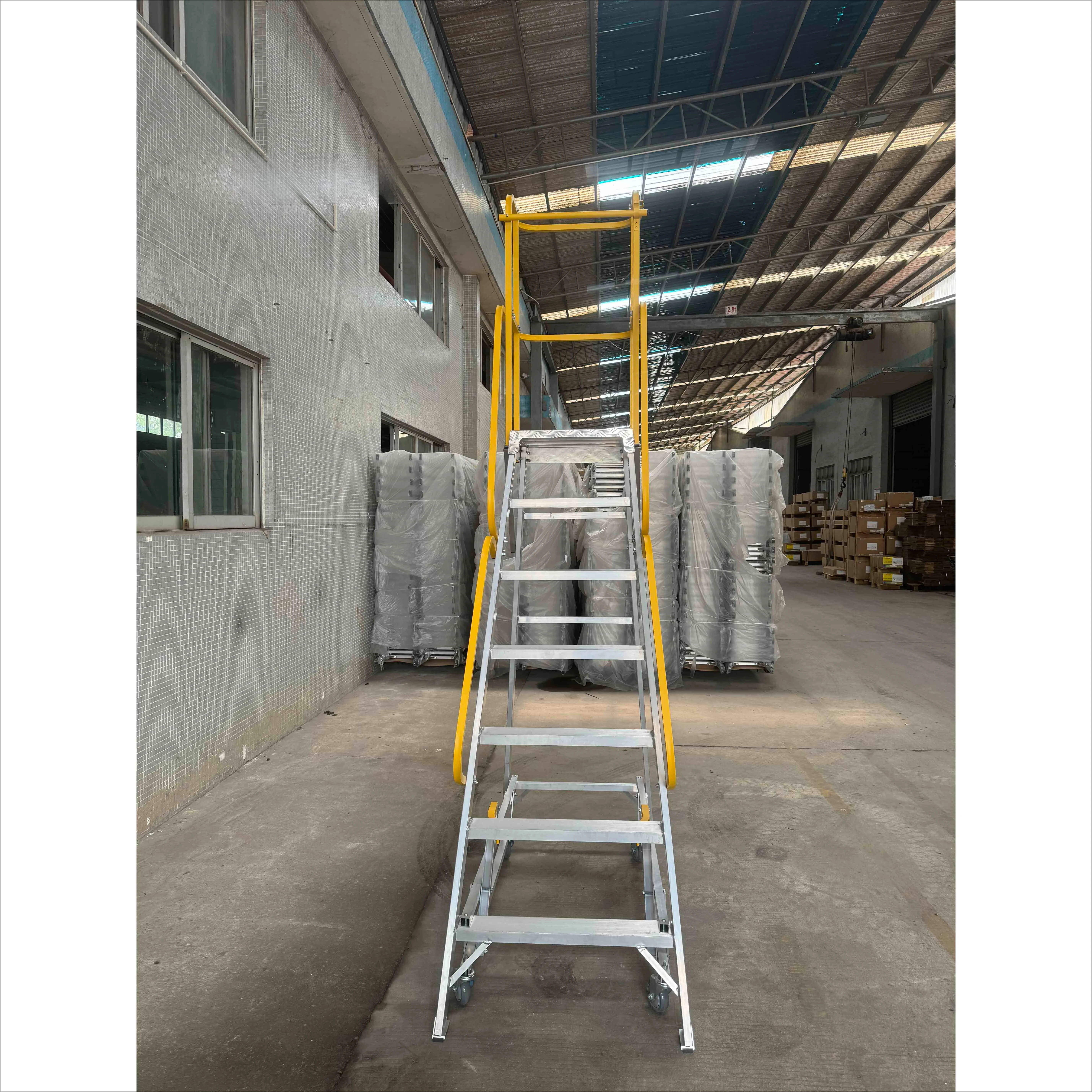 7 Steps Aluminum Ladder, Mobile Industrial Work Platform, 4 Wheels, Yellow Guardrail, Square Podium Access, Warehouse Use
