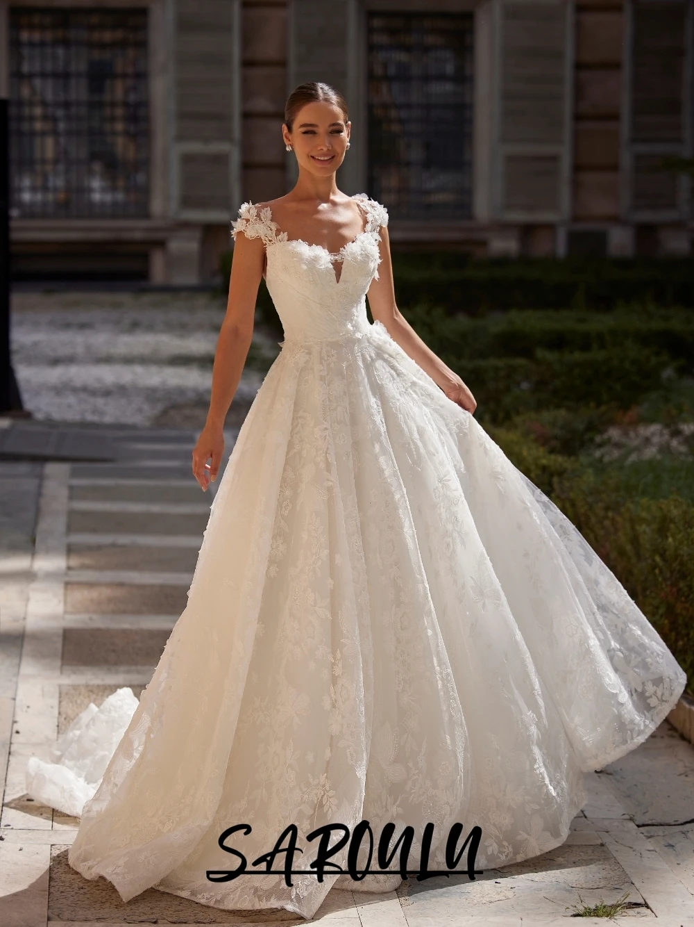 

Romantic White Lace Embroidery Wedding Dress Sweetheart Neck Shiny 3D Floral Cap Sleeve A-Line Long Bride Gown With Train
