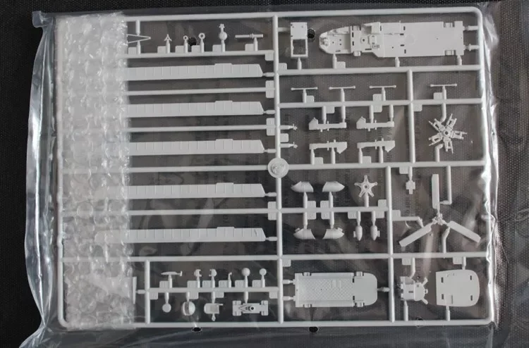 HobbyBoss-87220 Brinquedo modelo de montagem de plástico, russo KMi-24V, ataque armado, helicóptero lutador, presente militar, kit de construção, 1, 72