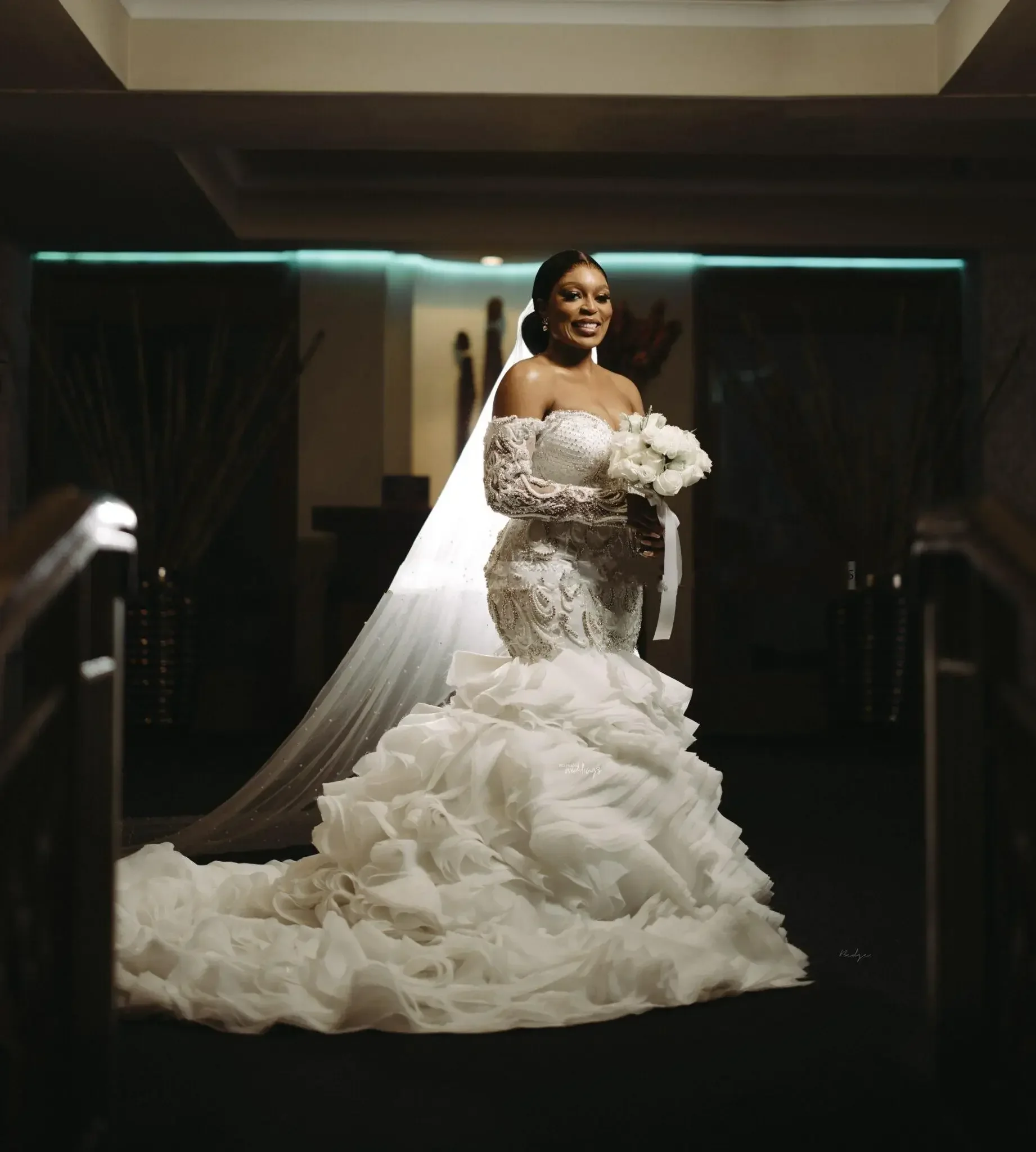 

Customized Sweetheart Appliques Crystals Mermaid Wedding Dress For Bride Off The Shoulder Cascading Ruffles Africa Bridal Gown