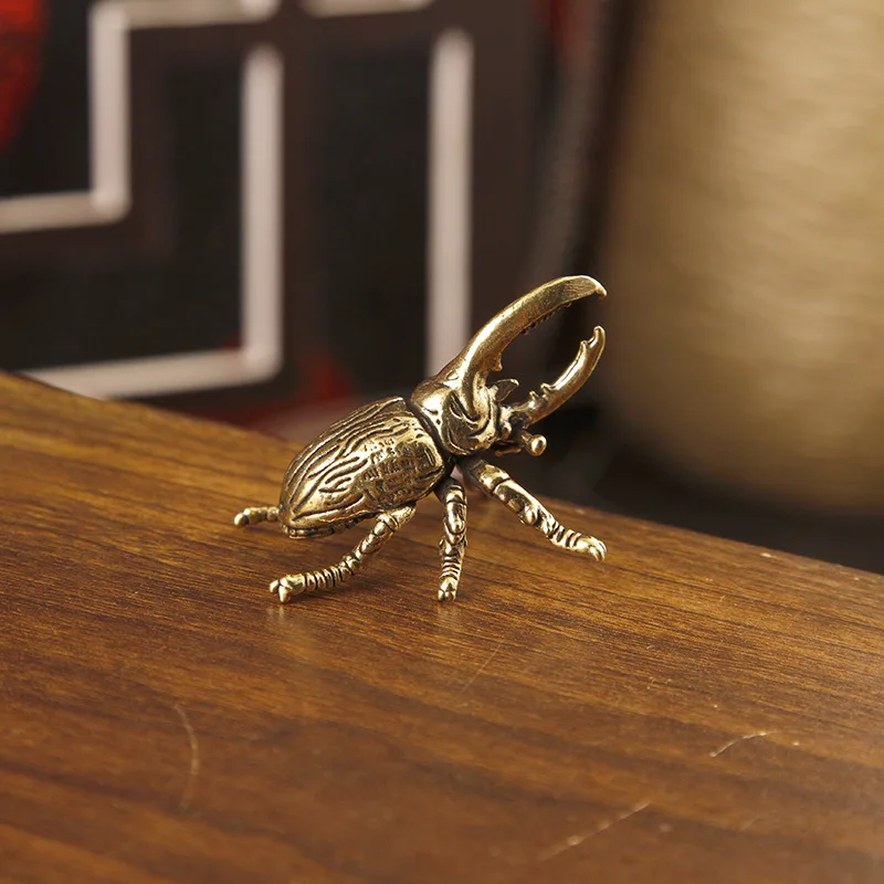2pcs of Brass Three-dimensional Halberd and Large Bag Ornaments, Simulated Insect Model Small Ornaments, Office Desk Decoration