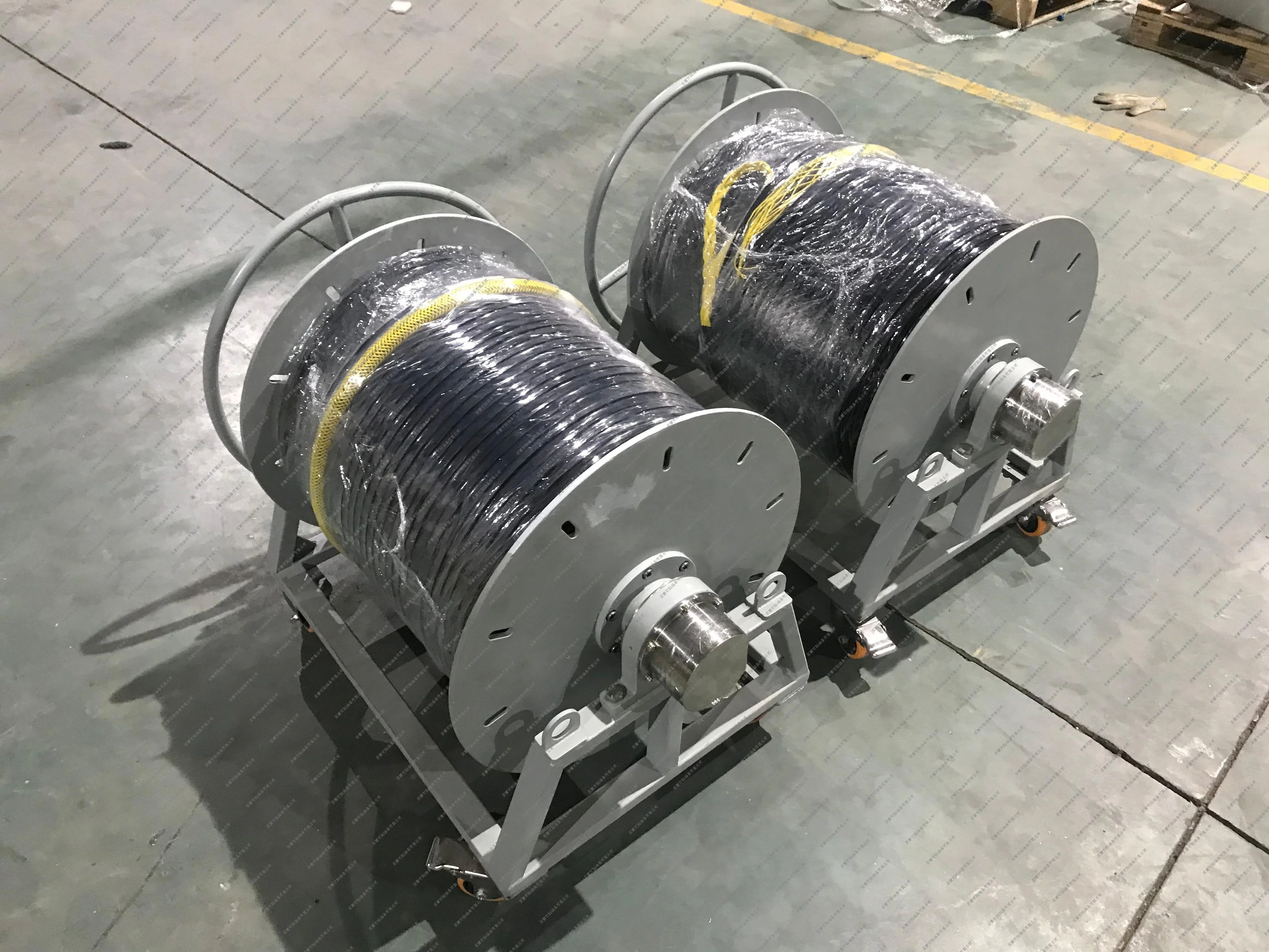 Manual cable winch convenient vehicle-mounted cable equipment