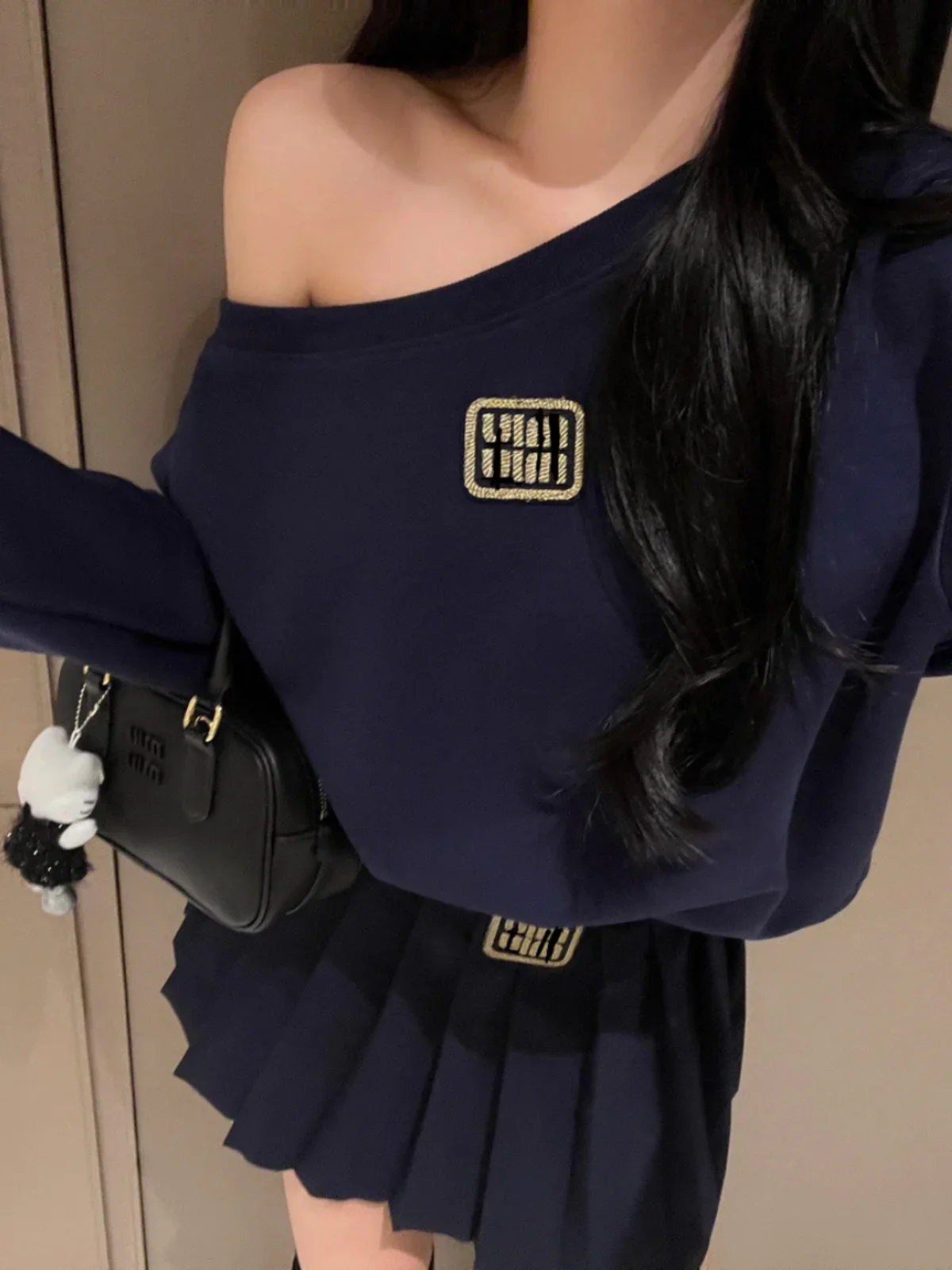 Y2K 2024 autumn Gold thread embroidered letter sloping shoulder hoodie versatile for reducing age, pleated skirt short skirt