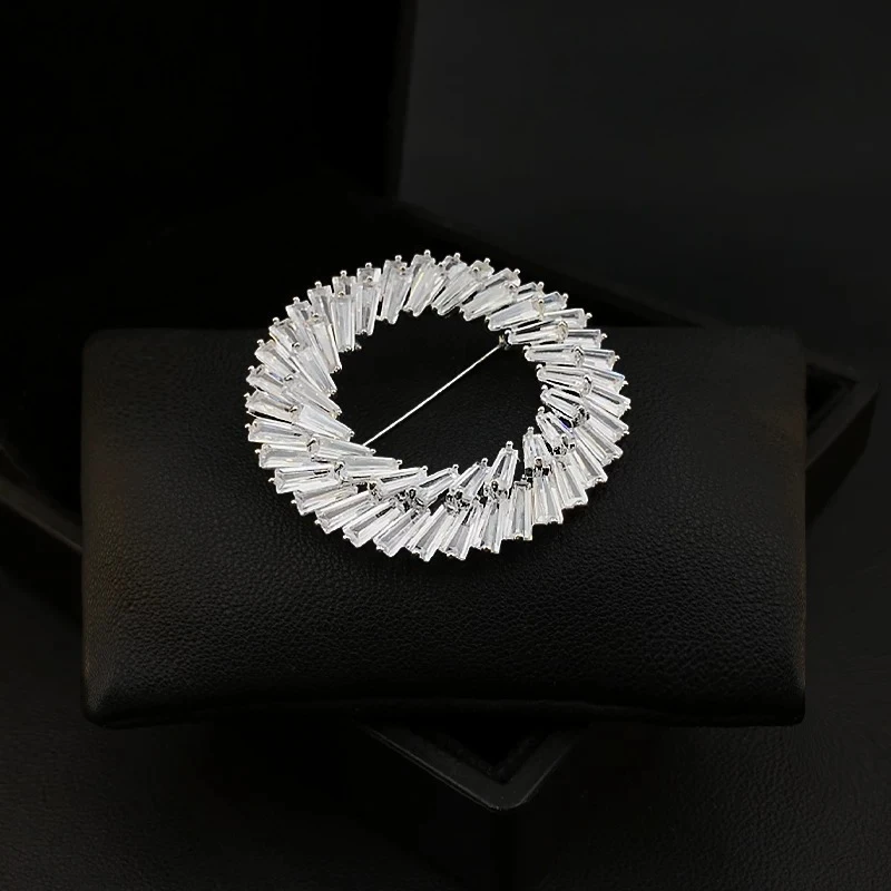 Shiny Circle Brooch for Women Luxury Round Wreath Design Lapel Pin Elegant Suit Coat Fashion Clothing Chic Gift Accessory 6069