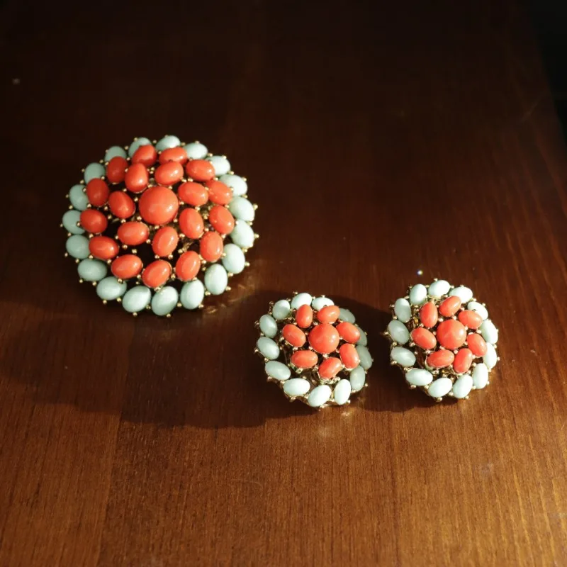 

Fashion and Versatile Contrasting Colors Classic Design Stone Brooch Earrings Set Niche Design Simple and Exquisite Suit Brooch