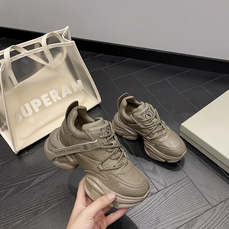 

Модные женские кроссовки для ранней осени, новинка, на толстой подошве, универсальные, визуально удлиняющие ноги, с цветовыми блоками, повседневные, дышащие, натуральные.