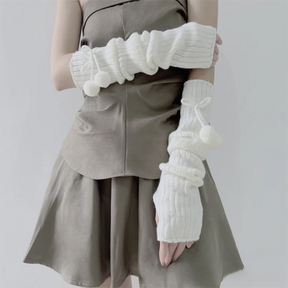 Guanti scaldamuscoli lunghi alla moda Guanti senza dita lavorati a maglia con maniche calde a prova di freddo con palline pelose carine da donna
