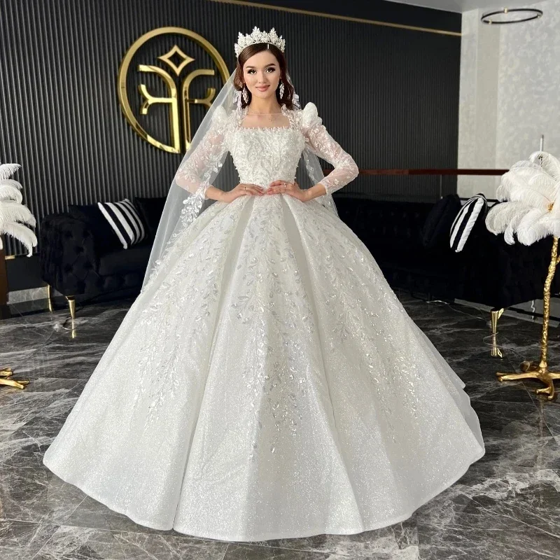 Precioso vestido de novia personalizado de princesa con cuello redondo y cola de corte, apliques de cuentas, vestido de novia de manga larga con cuentas de lujo