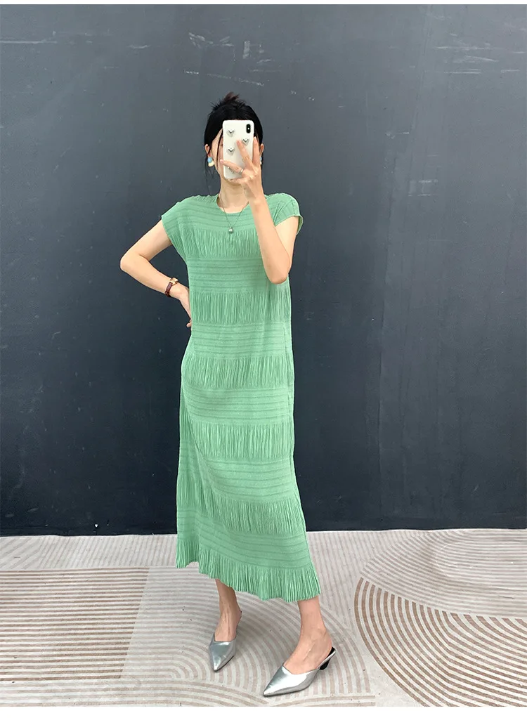 Miyake Plissee-Kleid Elegantes Weißes Mehrlagiges Sommer-Damen-Freizeitkleid Langes Maxikleid Strukturiertes Schmal Geschnittenes Schickes Alltagskleid – Detail 12
