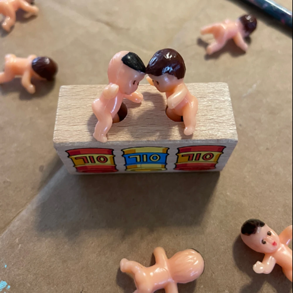30/60/100 Stück Mini-Kunststoff-Babys für Babypartys, Eiswürfelspiel, kleines Baby für Babypartys, Geschlecht offenbaren, Geburtstagskuchen, Mitbringsel – Detail 8