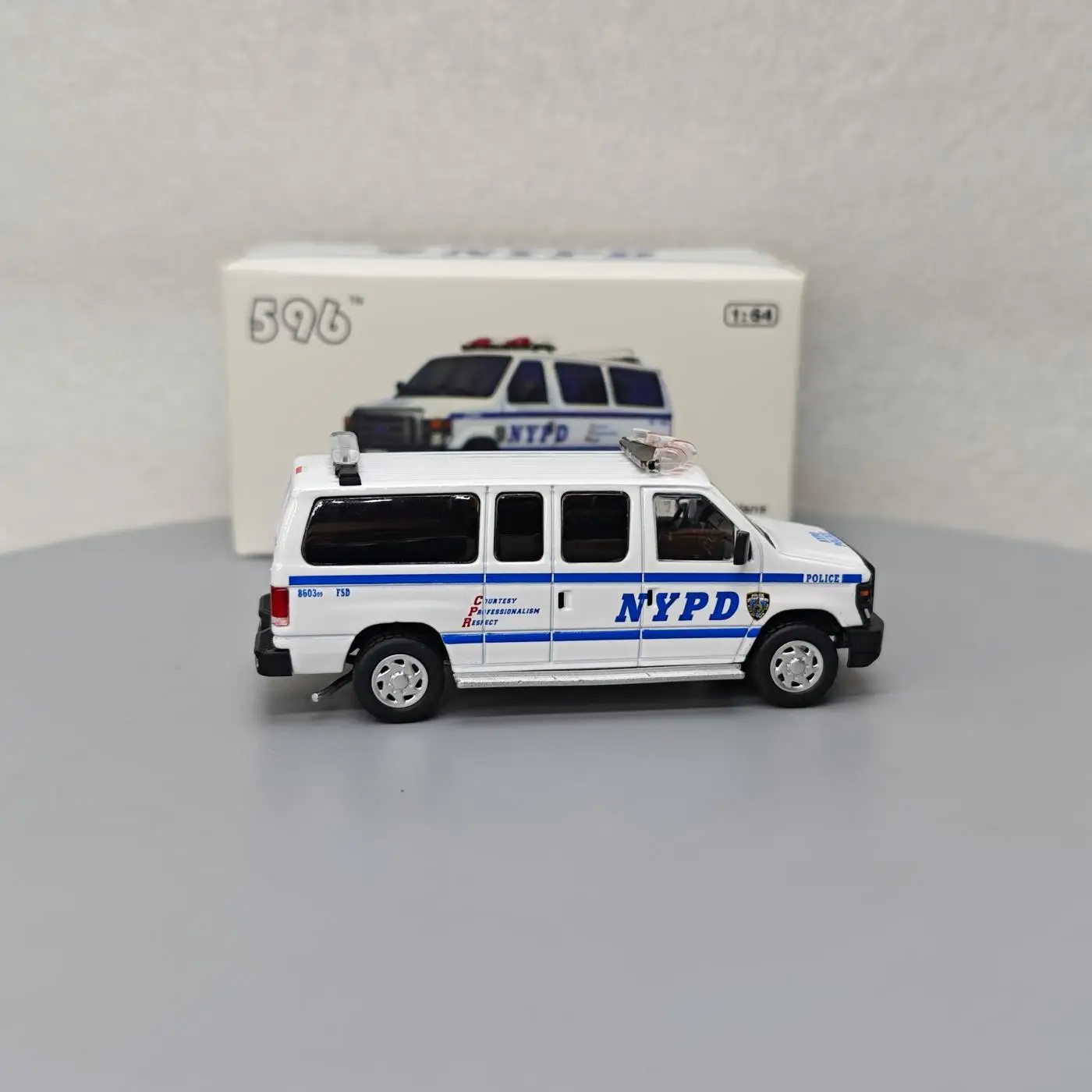 596 1:64 フォード E シリーズ バン フォード E350 ニューヨーク市警察アドバンス コレクション オーナメント カー モデル