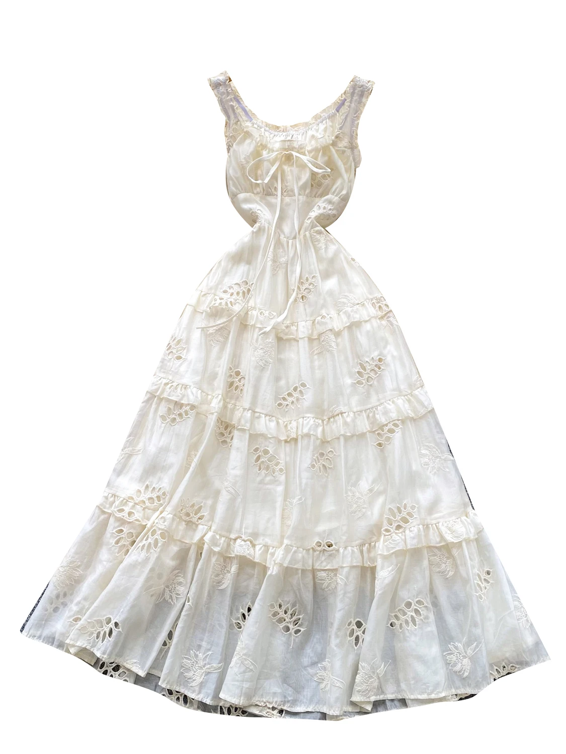 فستان متوسط الطول بتصميم A-Line مع تطريز ثقيل على الخصر، مناسب للعطلات، يُبرز جمال المرأة ويعطيها مظهراً رومانسيًا.