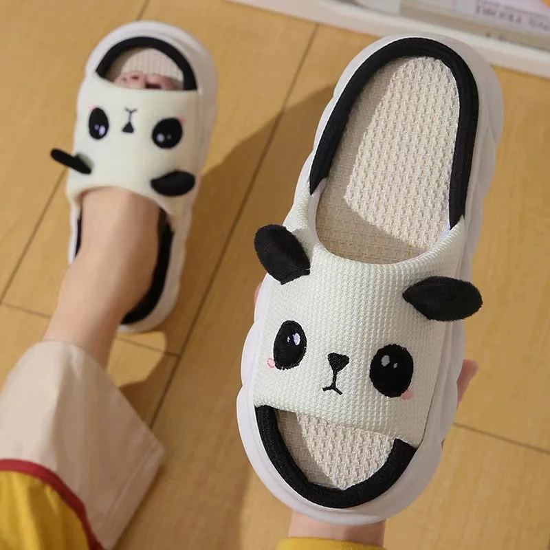 Zapatillas de lino Unisex con bonito Panda de dibujos animados, chanclas antideslizantes para primavera y verano, zapatos para el hogar para hombres y mujeres para las cuatro estaciones