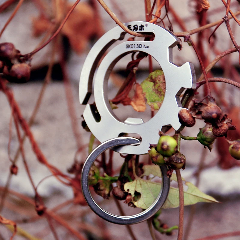 Multifunction Stainless Steel EDC Keychain Outdoor Tools Card Screw Wrench Bottle Opener Creative Gift for Men