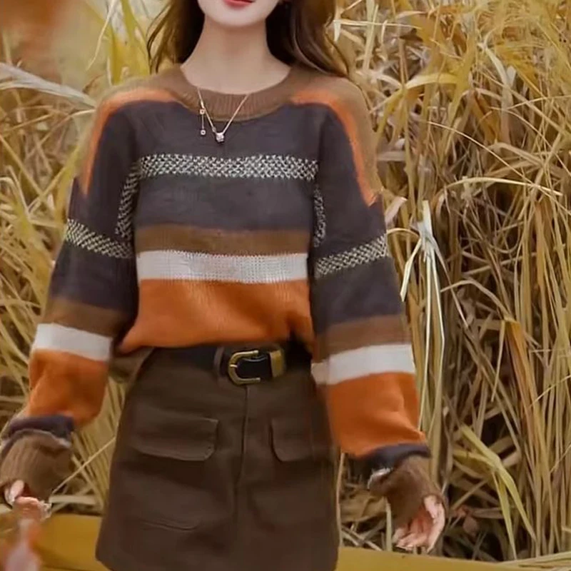 

Женский вязаный свитер контрастного цвета в стиле ретро, осень 2024, стильный и универсальный дизайн, тонкий и нишевый модный свитер