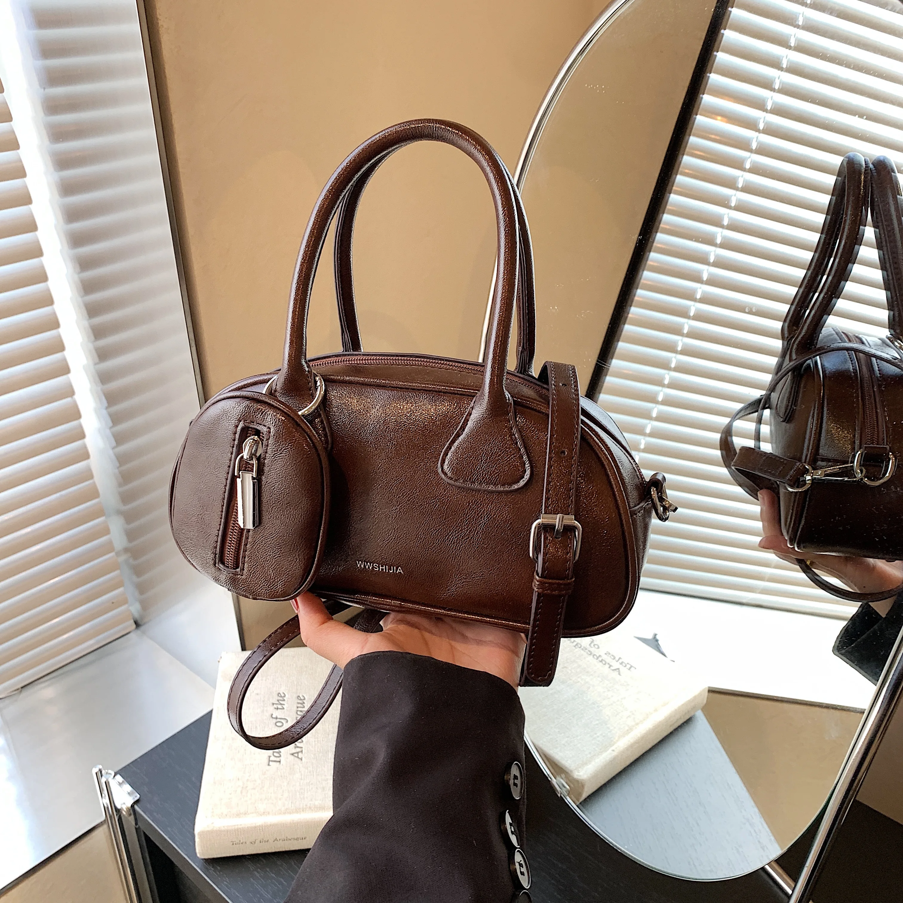 

Boston bag high-capacity messenger bag girls exclusive high-end casual commuter bag hand pillow bag