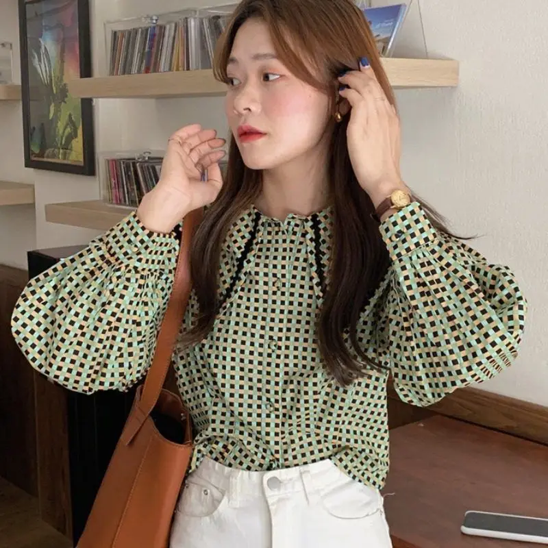 Retro Plaid Versatile Slimming Doll Collar Shirt for Women in Early Spring Fashionable and Stylish Anti-aging Long Sleeved Top