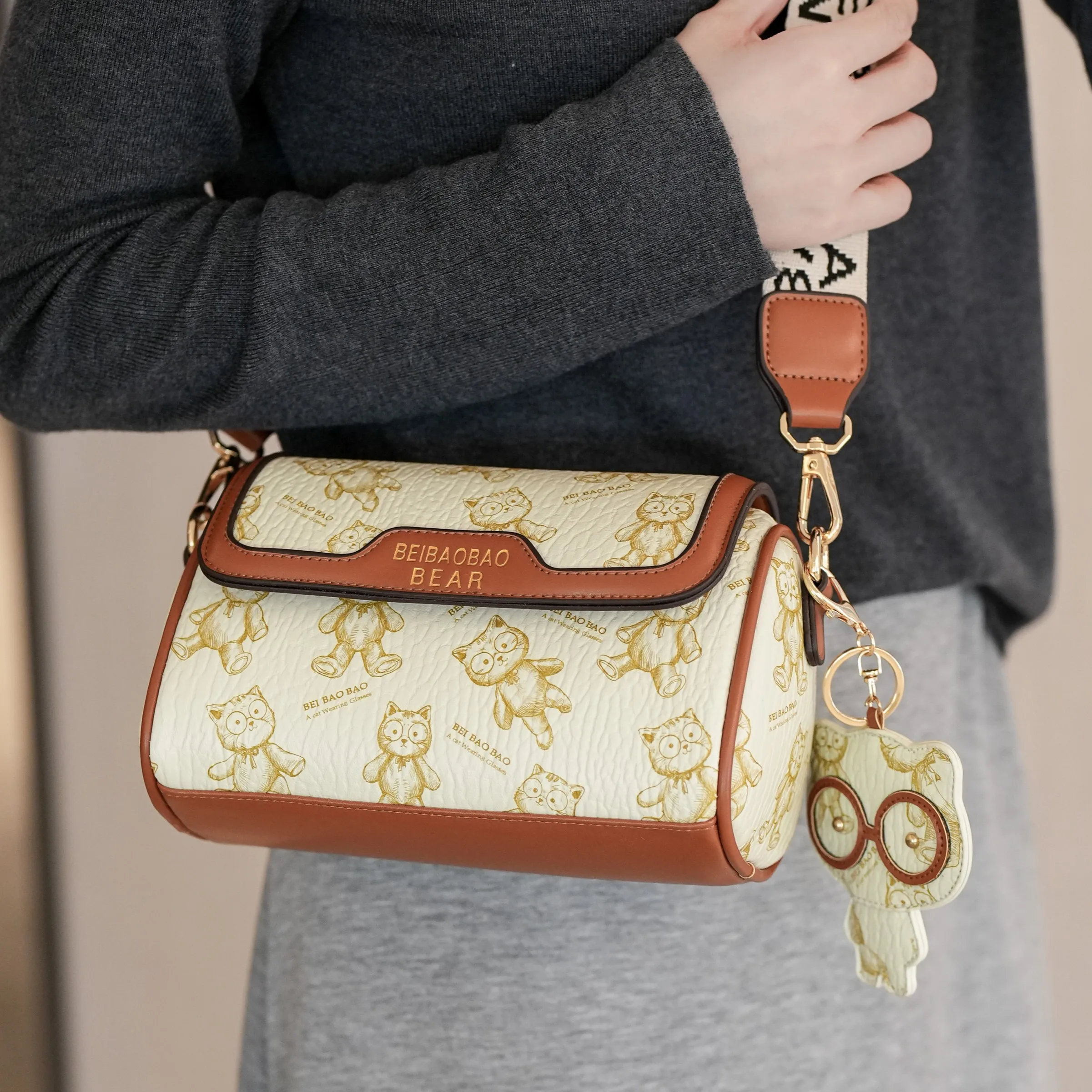 

BeiBaoBao 2026, женская сумка, модная сумка через плечо с героями мультфильмов, универсальная сумка через плечо с подушкой для поездок на работу, компактный размер