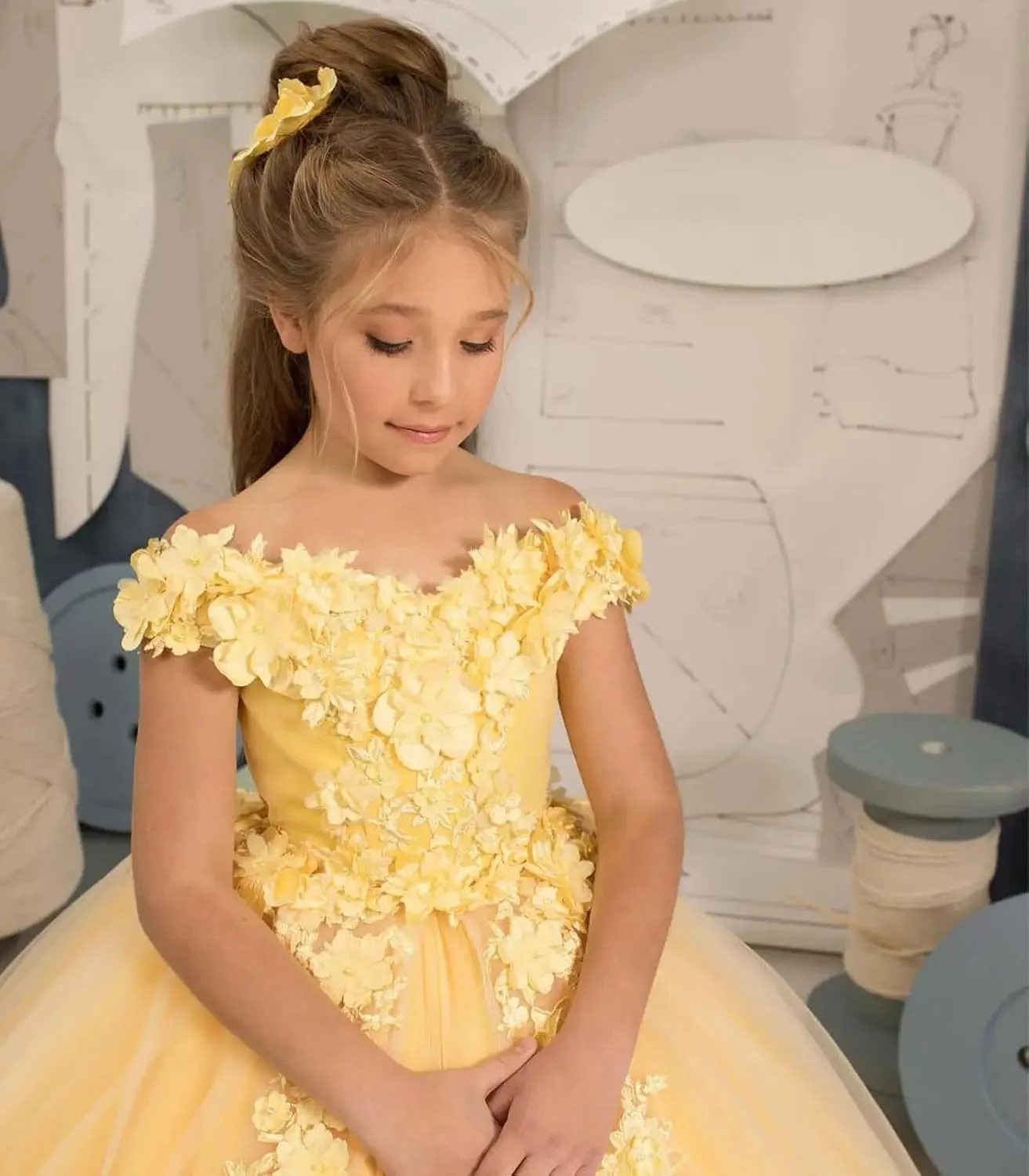 فستان فتاة الزهور للأميرة الصفراء لحفلات الزفاف بدون أكتاف مزين بالتول للأطفال وحفلات أعياد الميلاد الأولى مخصص