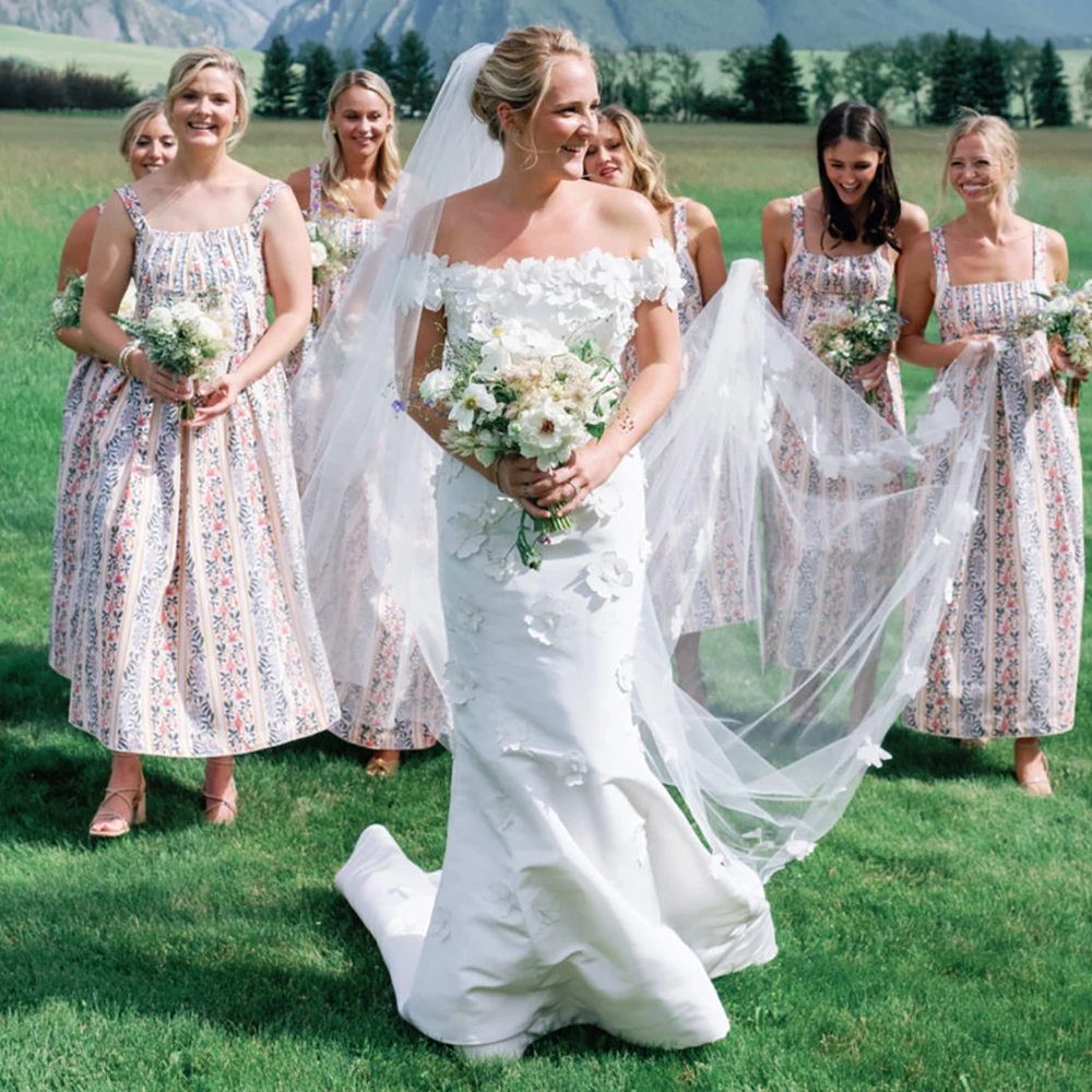 Vestido de novia de satén grueso con flores en 3D, vestido de novia de longitud completa modesto, hombros descubiertos, columna rústica, tren de cepillo