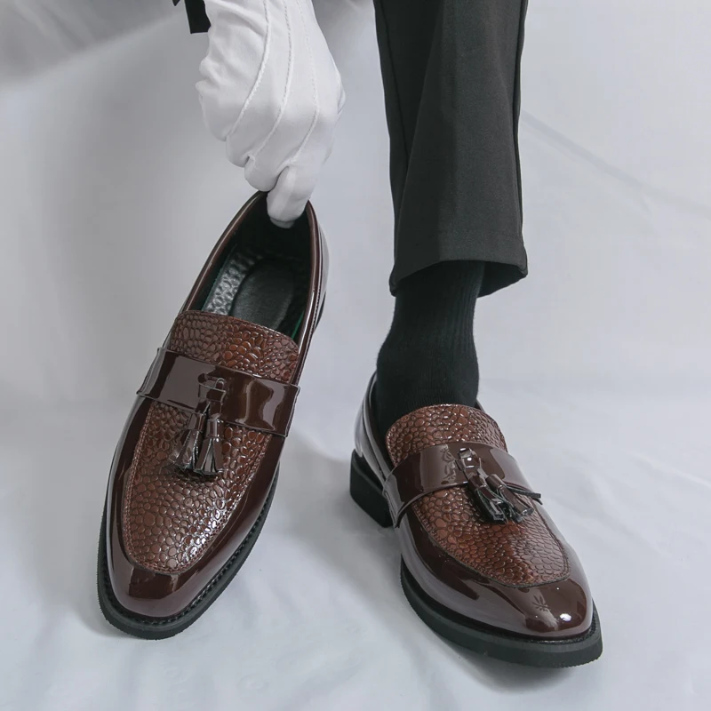 Brand Autumn Men Pointed Comfortable Business Dress Loafers  Fashion Lacquer Leather Bright Face Men Tassel Casual Leather Shoes